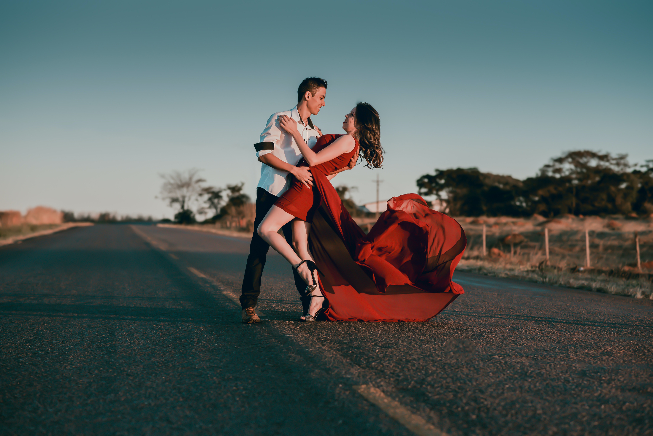 A couple dancing in the road. | Source: Pexels