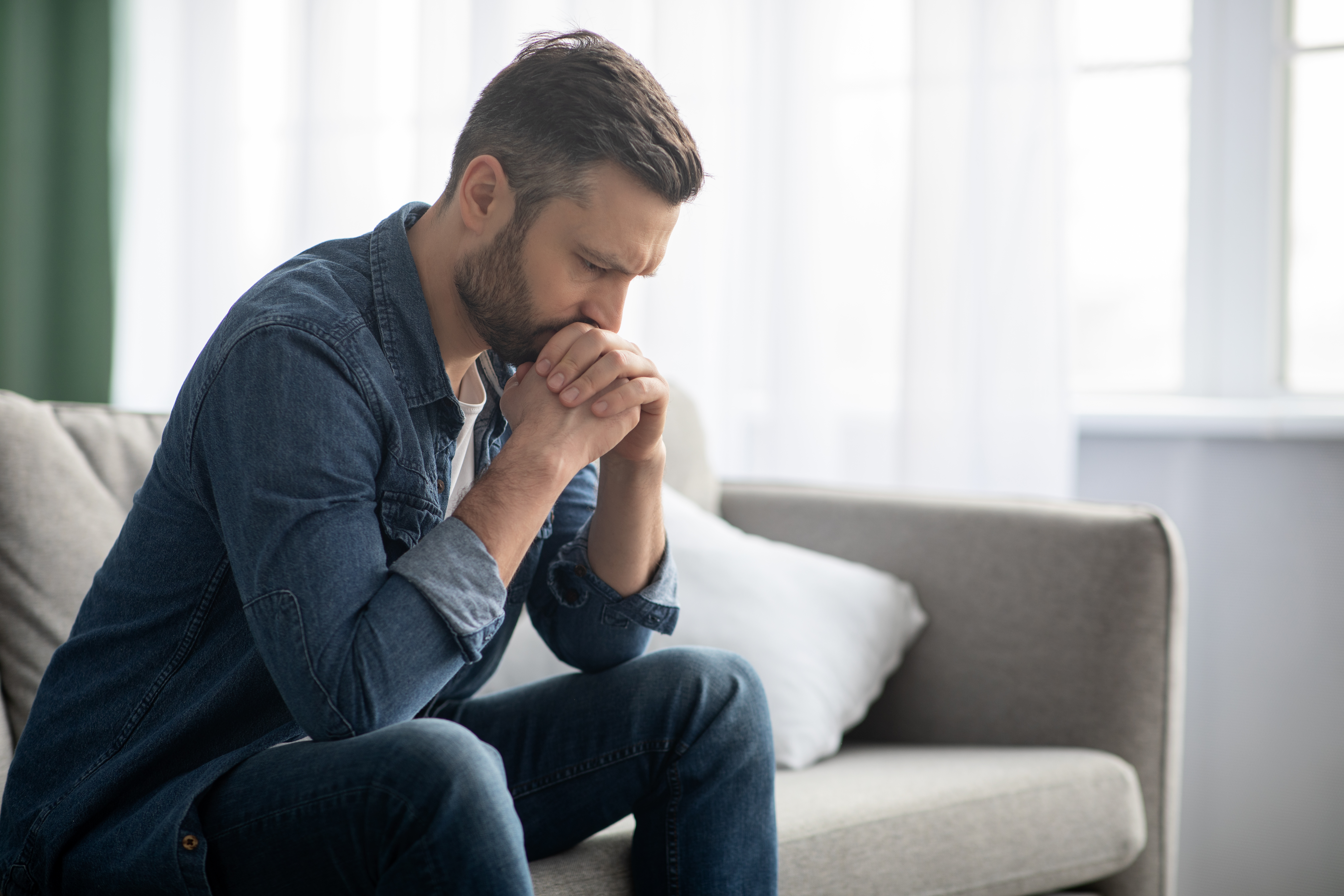 Hombre triste de mediana edad con barba | Fuente: Shutterstock