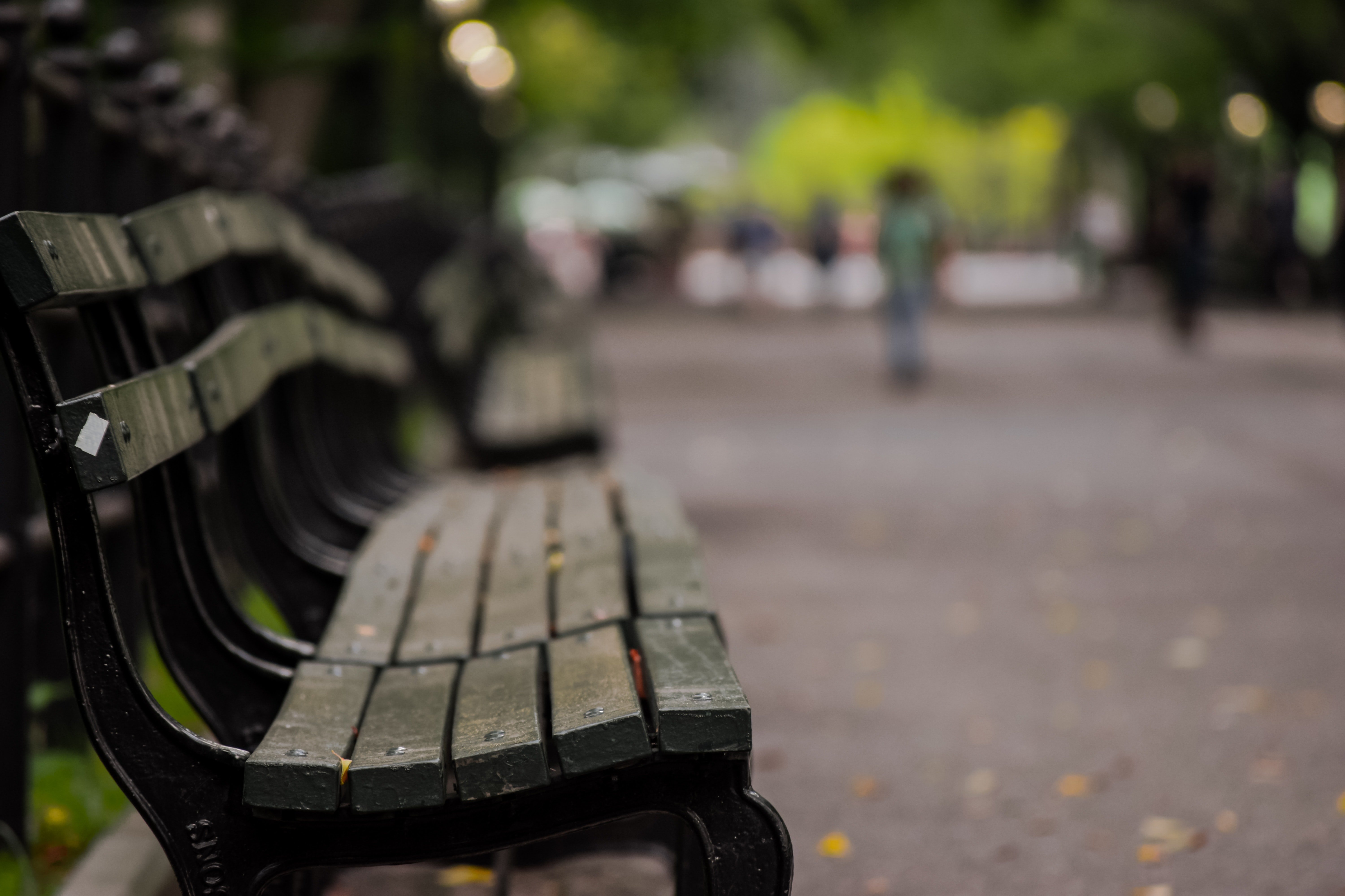 Jeremy ended up spending the night laying on a park bench after the hotel staff kicked him out. | Source: Pexels