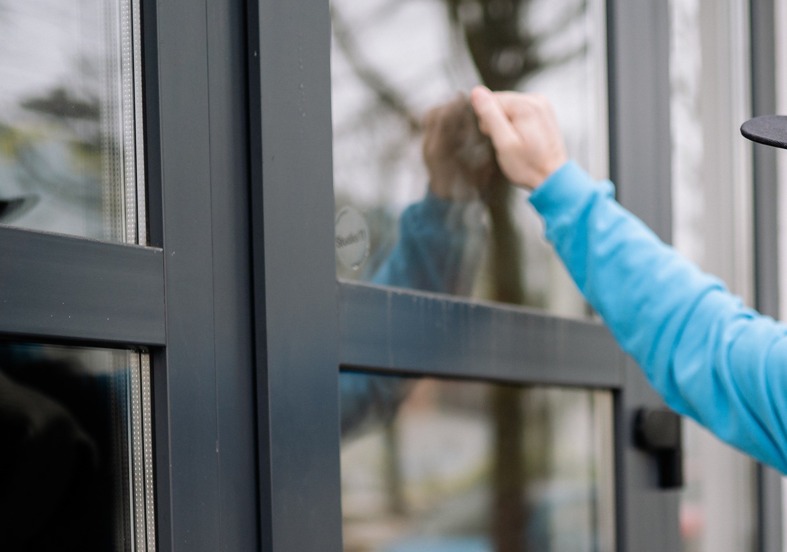 Tom heard loud bangs on the door. | Source: Pexels