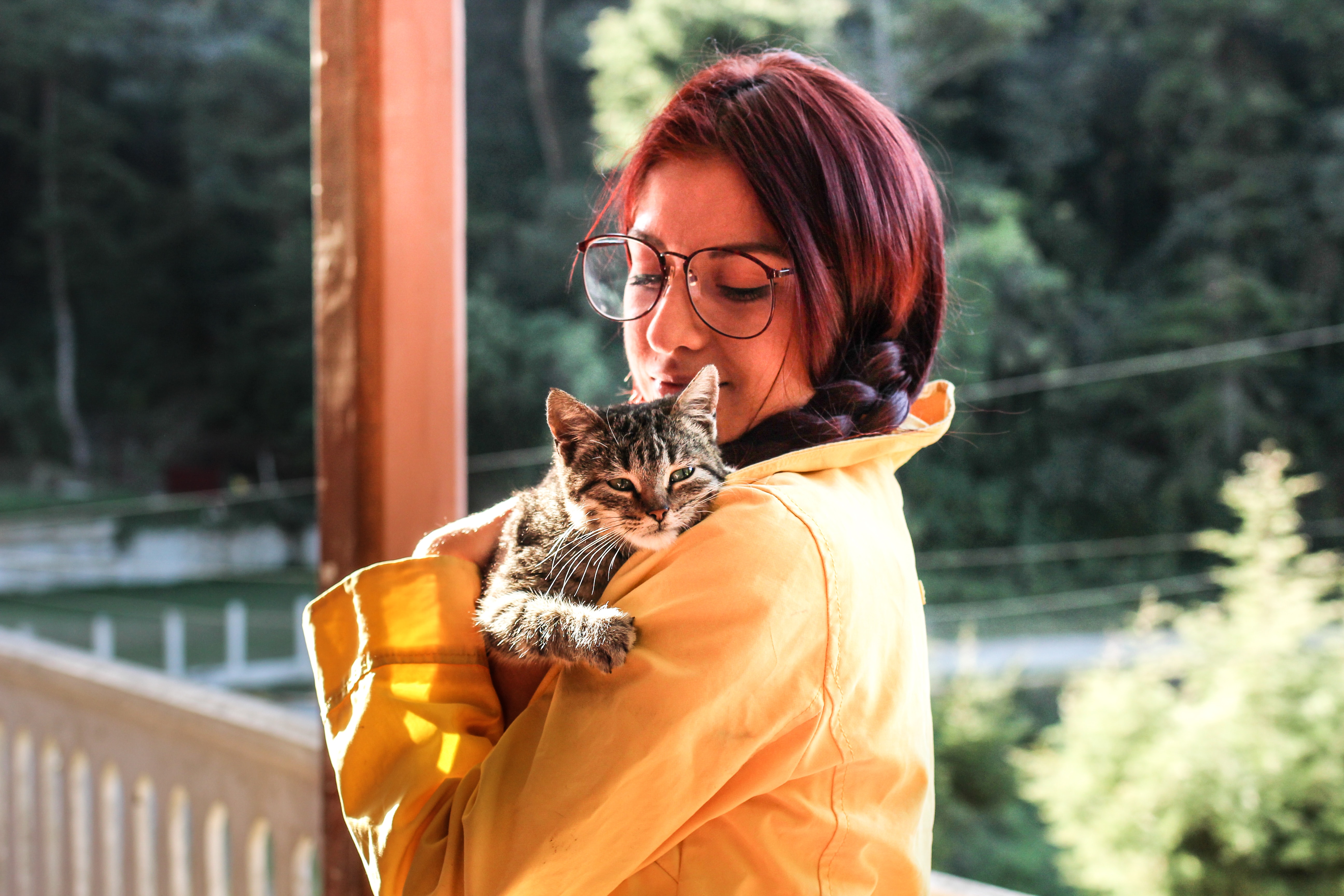 A woman holding a cat. | Source: Unsplash