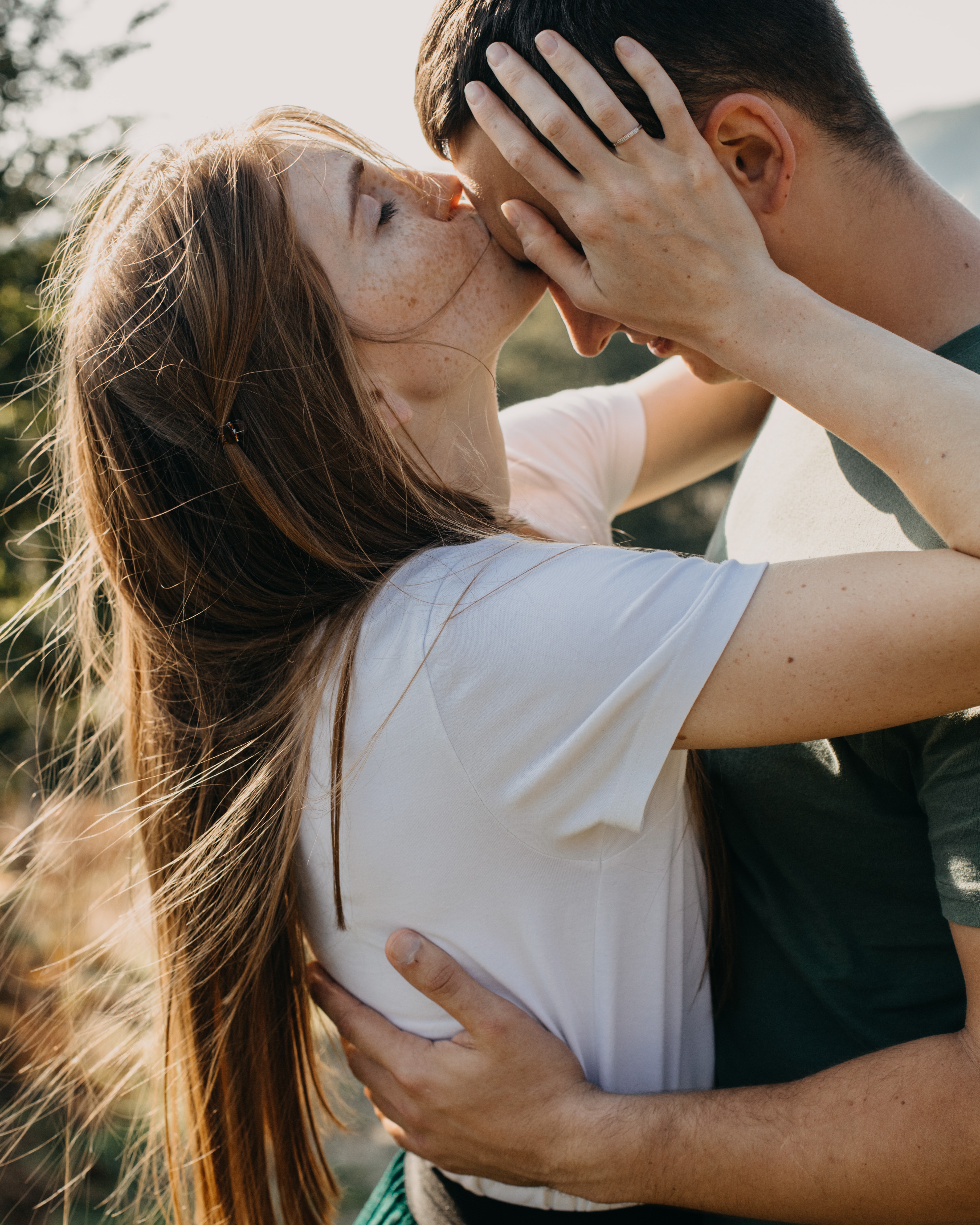 Woman kissing boyfriend on forehead. | Source: Pexels