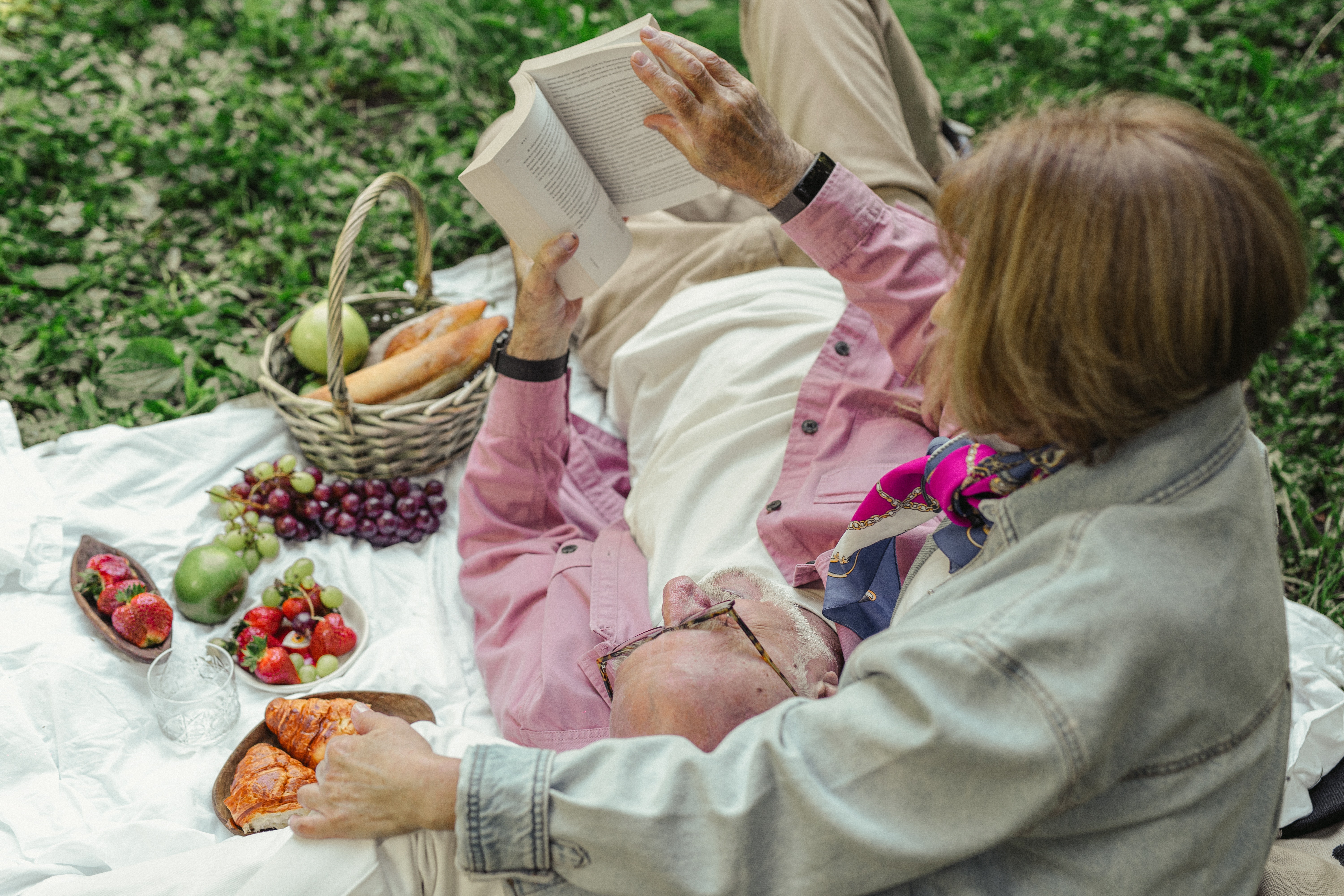 An elderly couple having a picnic. | Source: Pexels