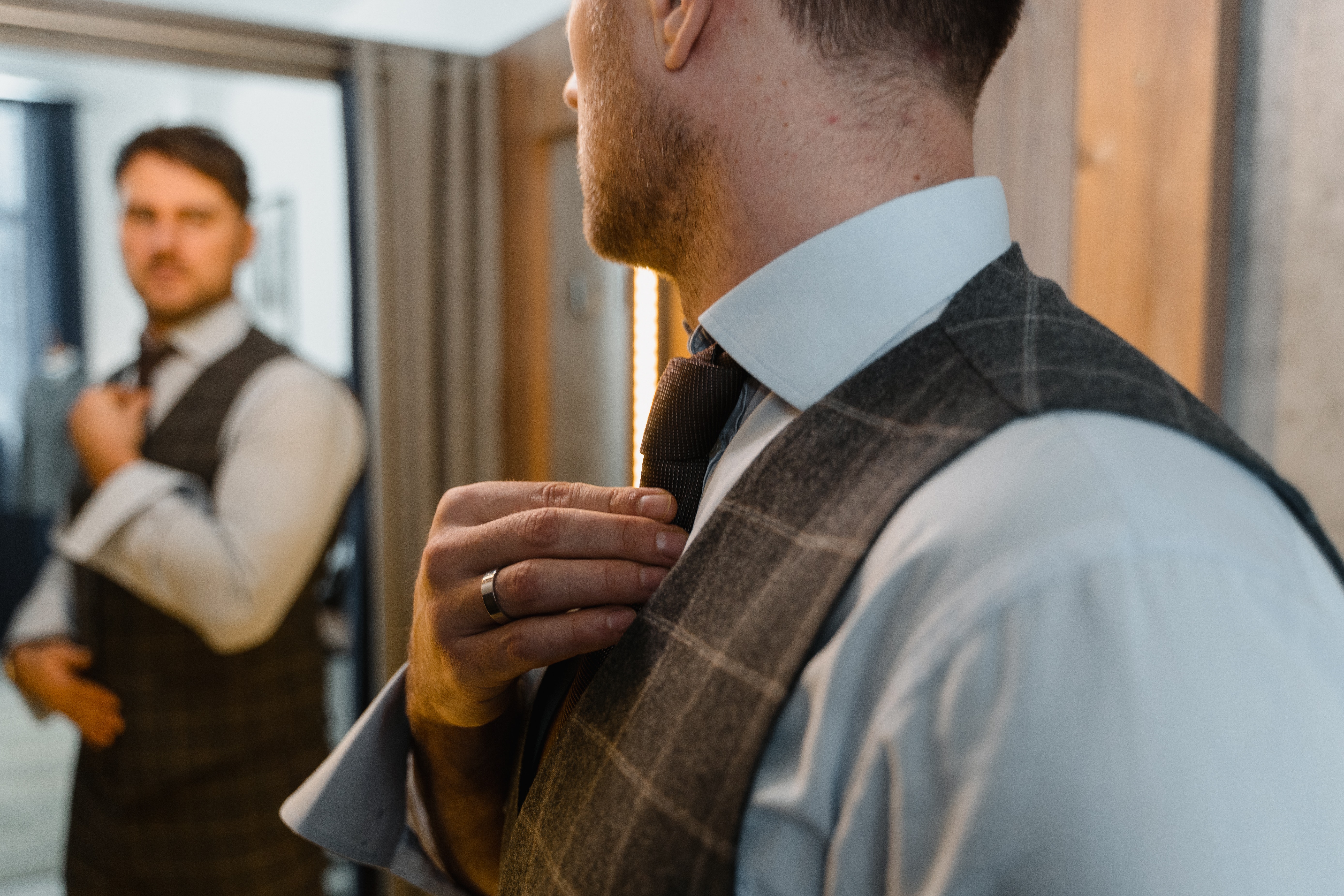 A man looking in a mirror. | Source: Pexels