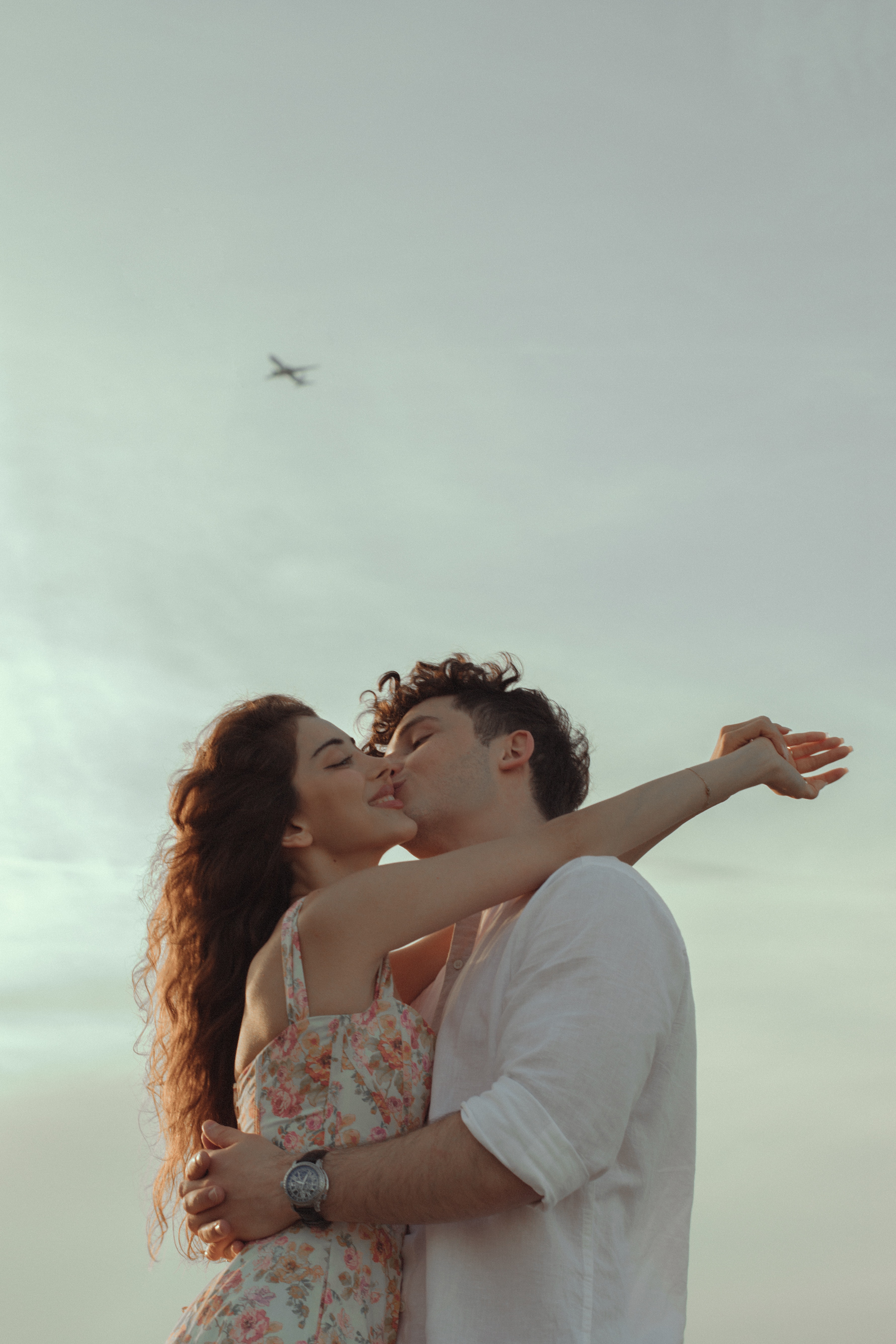 A man kissing a woman on her cheek. | Source: Pexels