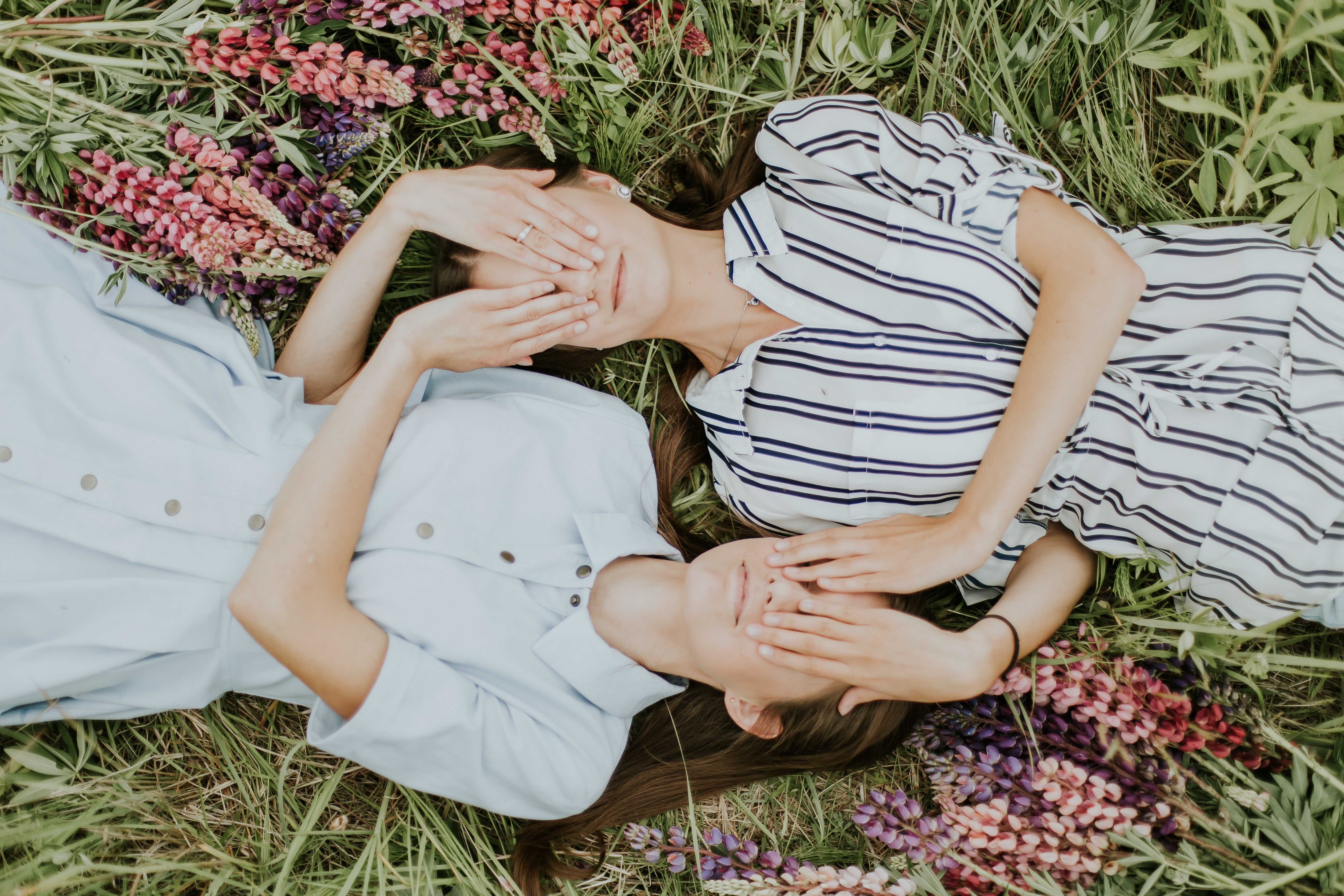 Twins covering each others' eyes.  | Source: Unsplash