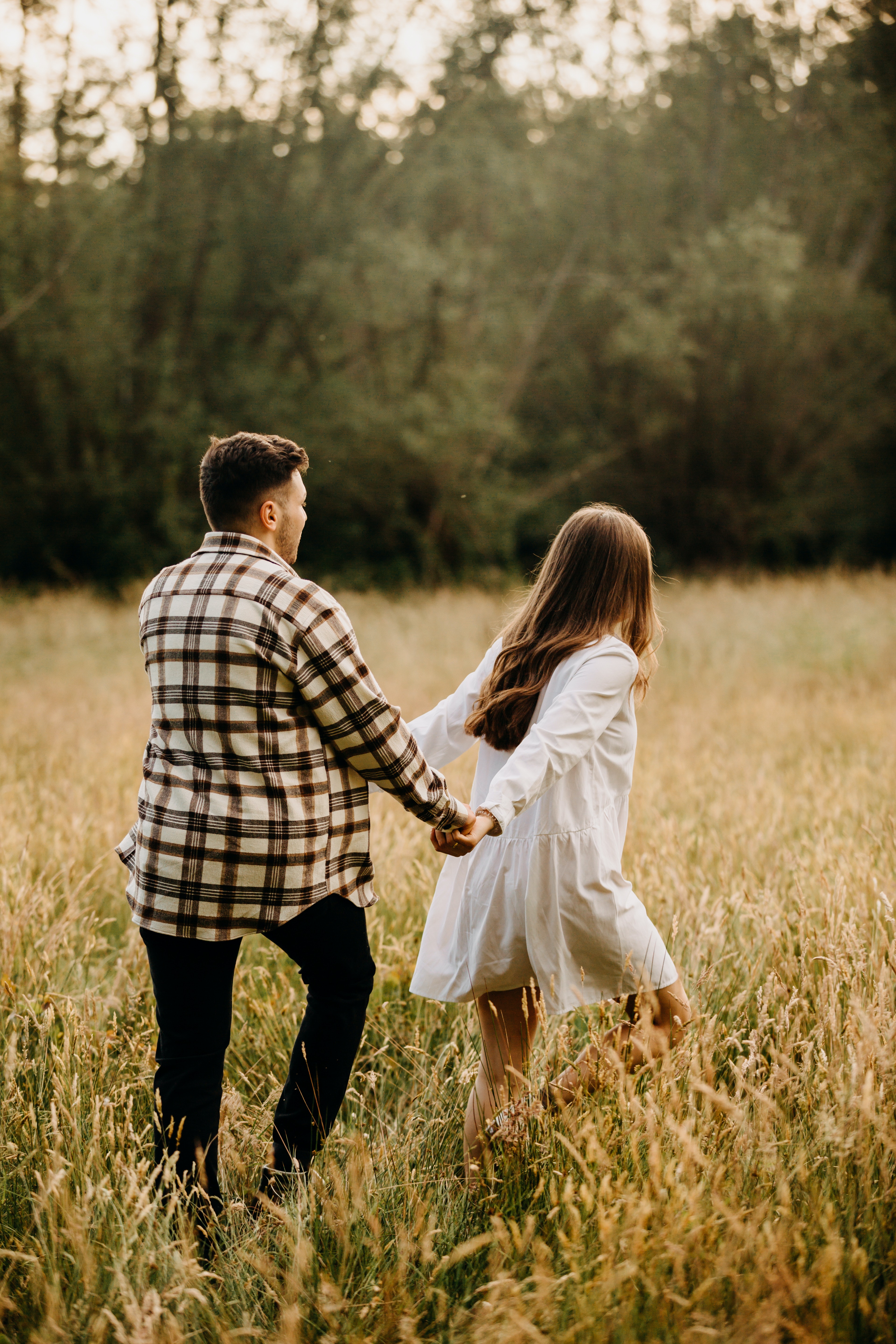 Couple Holding Hands and Running on Field. | Source: Pexels