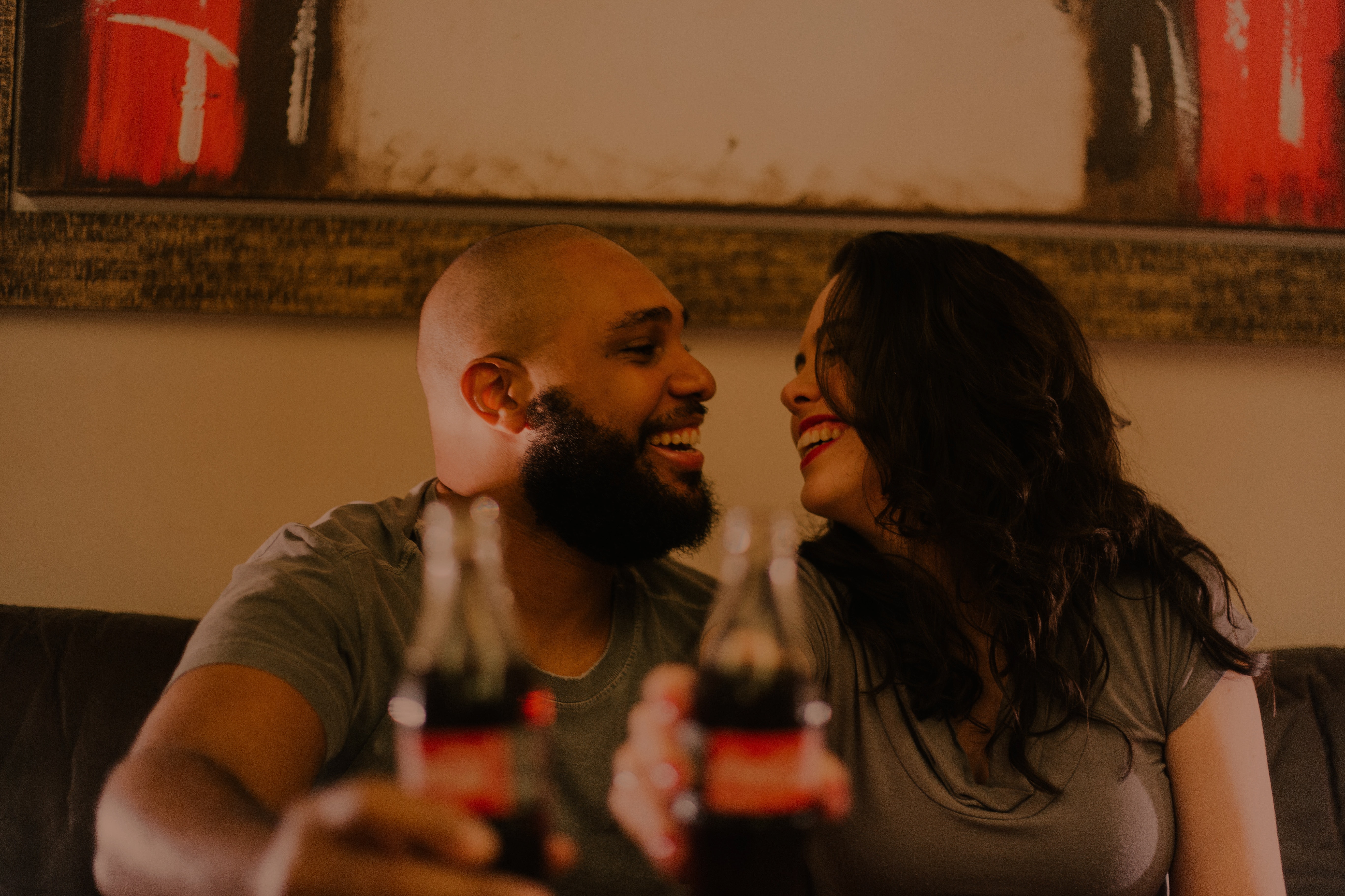 A couple laughing together. | Source: Pexels