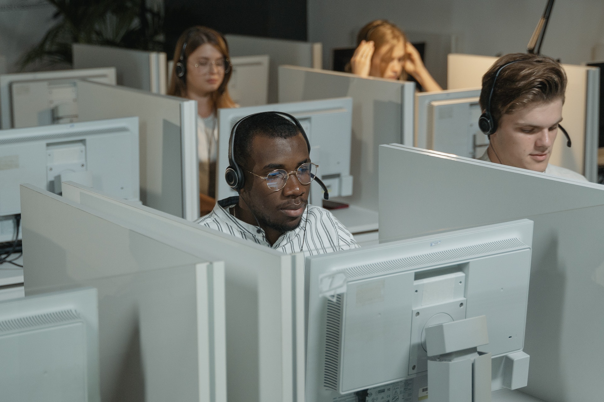 Personas trabajando en una oficina | Fuente: Pexels