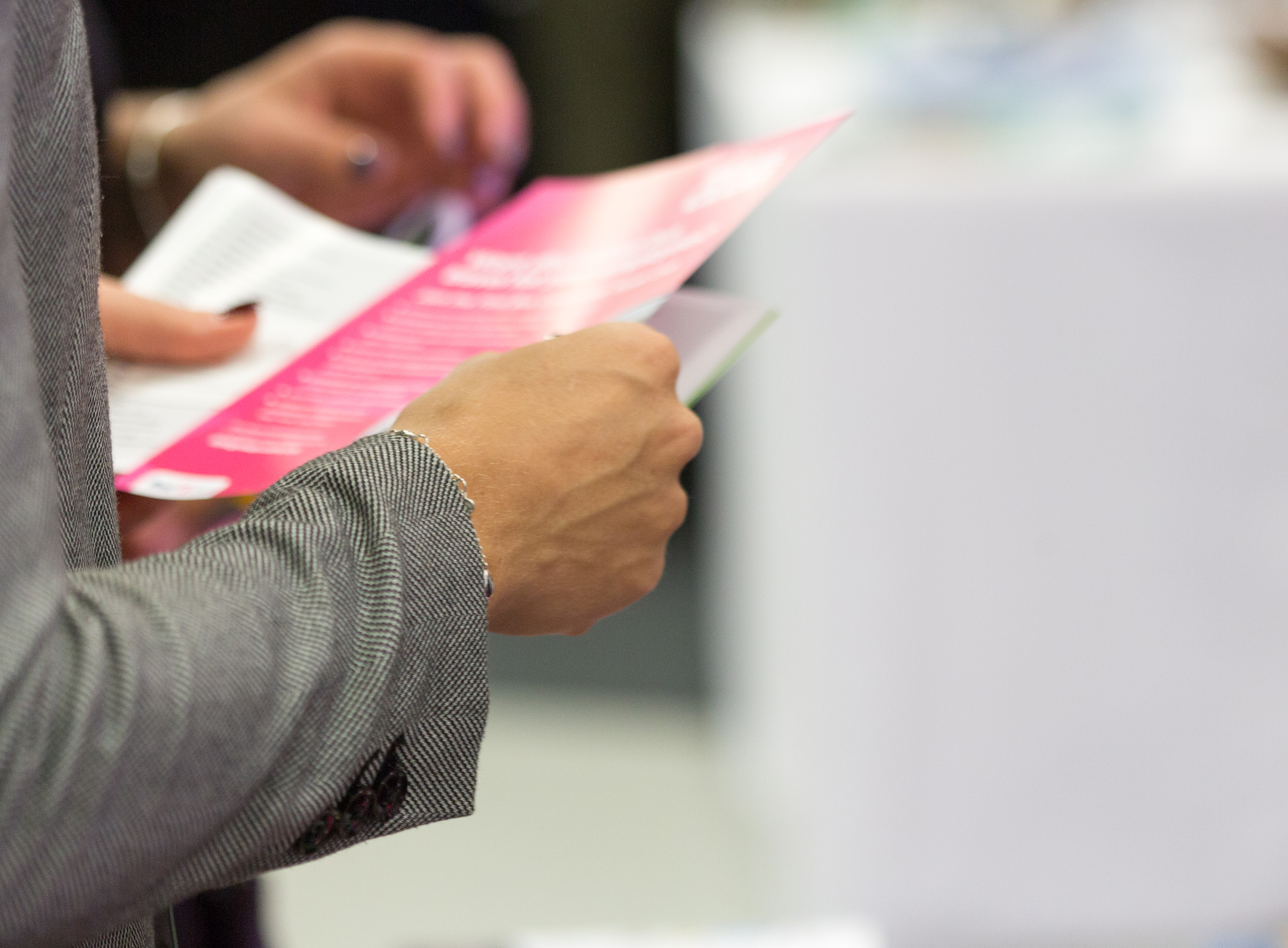 Mujer sosteniendo un folleto | Fuente: Shutterstock