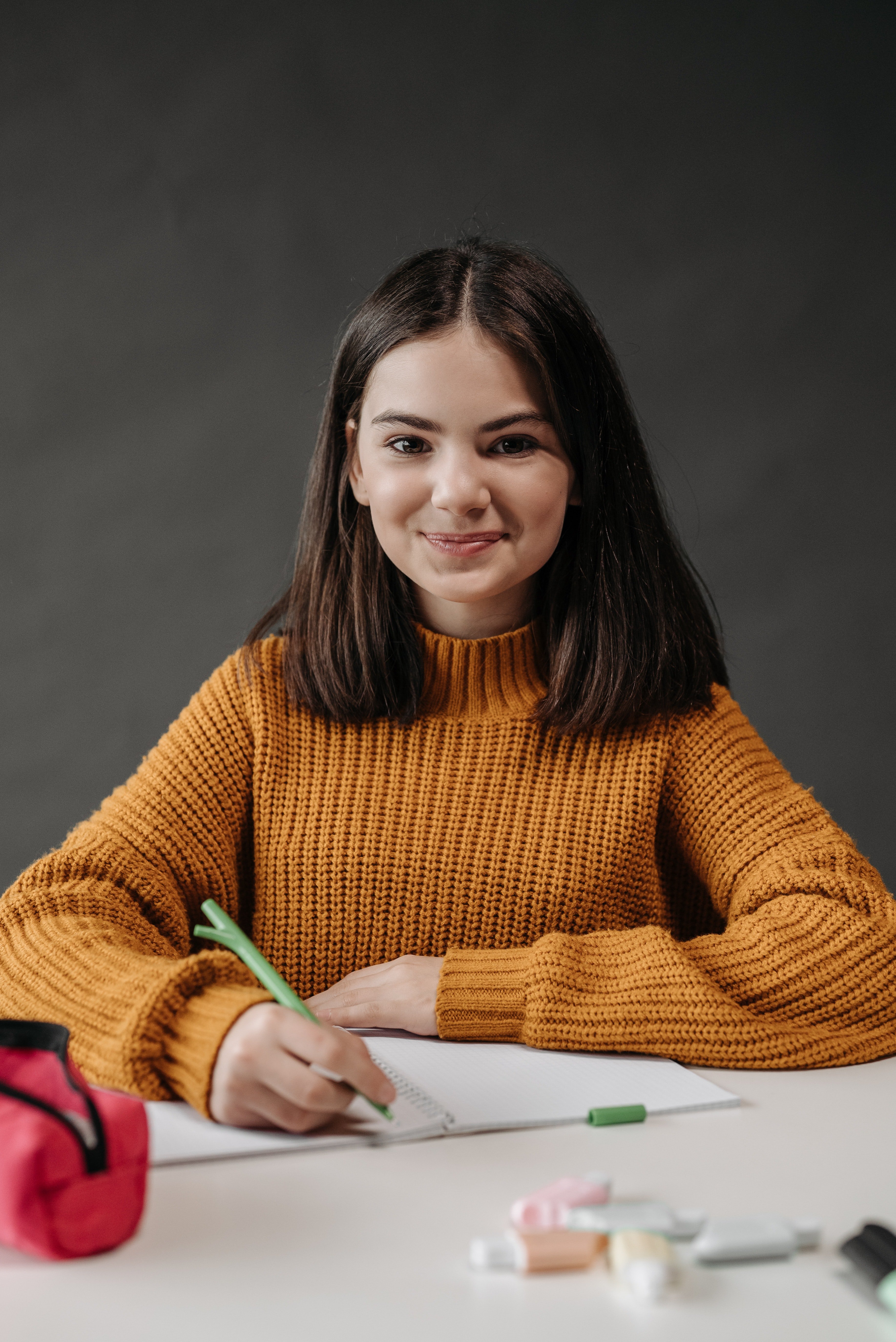 When Edith met Cynthia, she noticed the girl was wearing the sweater Alice knitted. | Source: Pexels