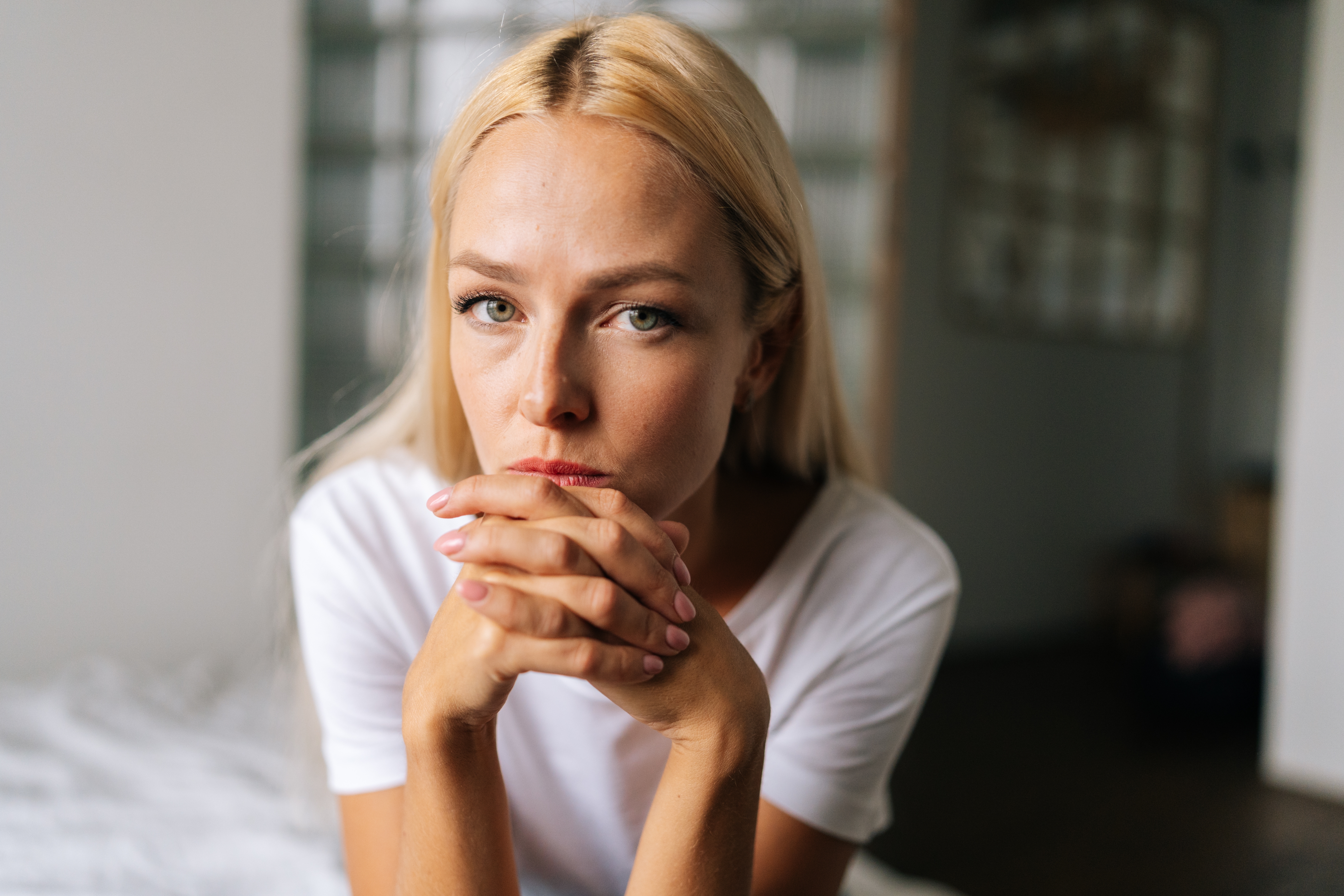 Primer plano de rostro de mujer rubia pensativa | Fuente: Shutterstock