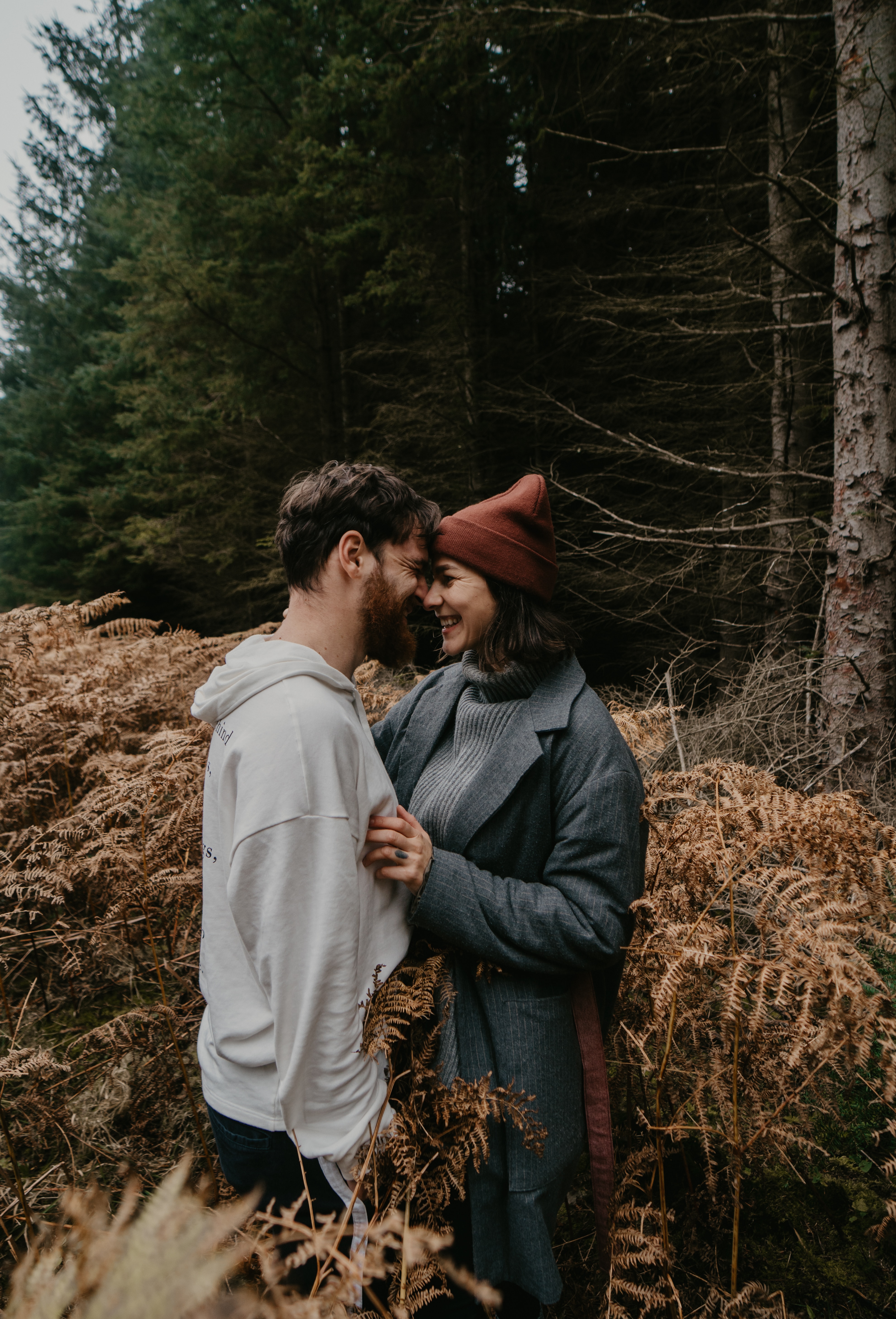 A photo of a man and woman kissing in the forest | Source: Unsplash