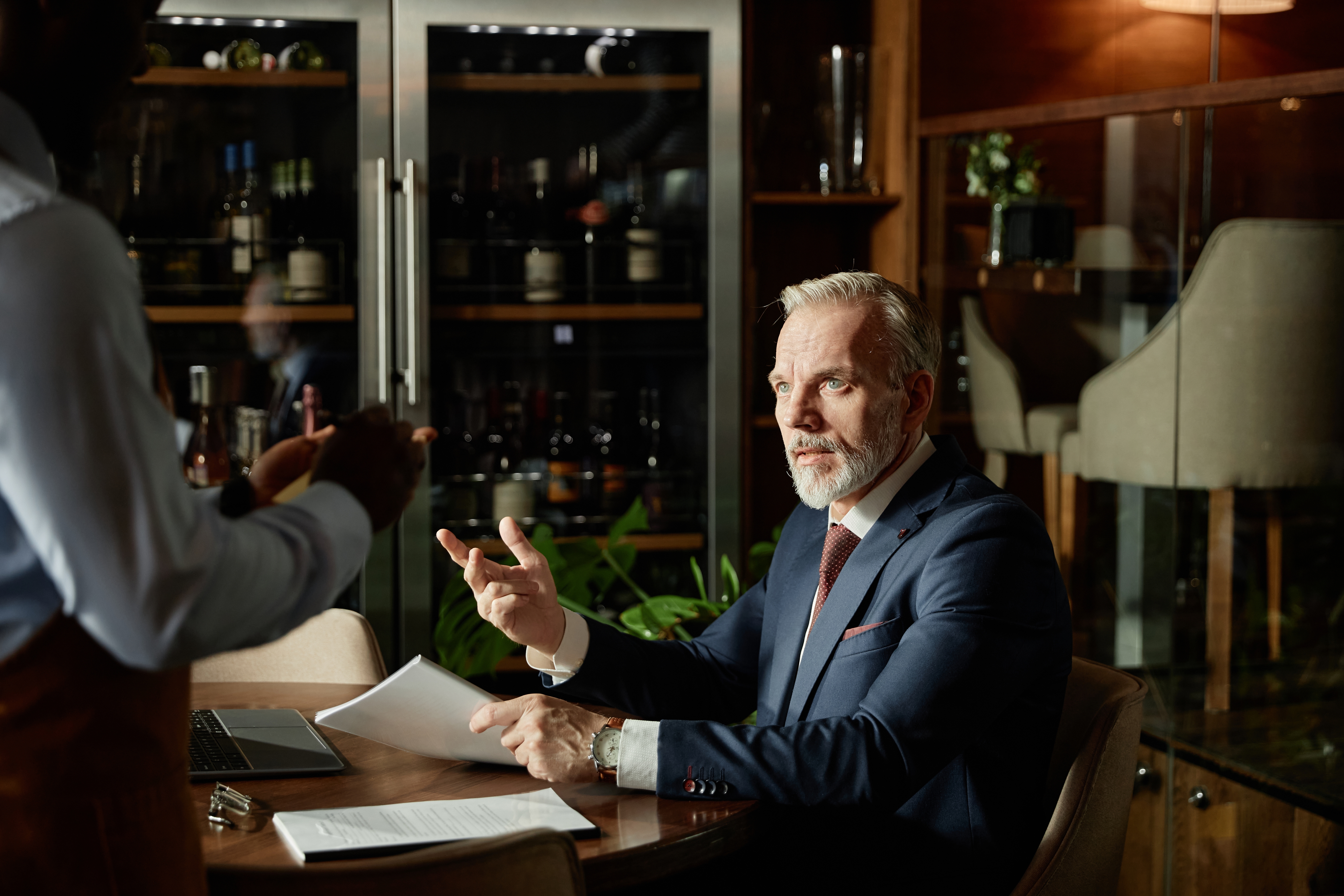 Un cliente rico habla con el gerente del restaurante. | Fuente: Shutterstock