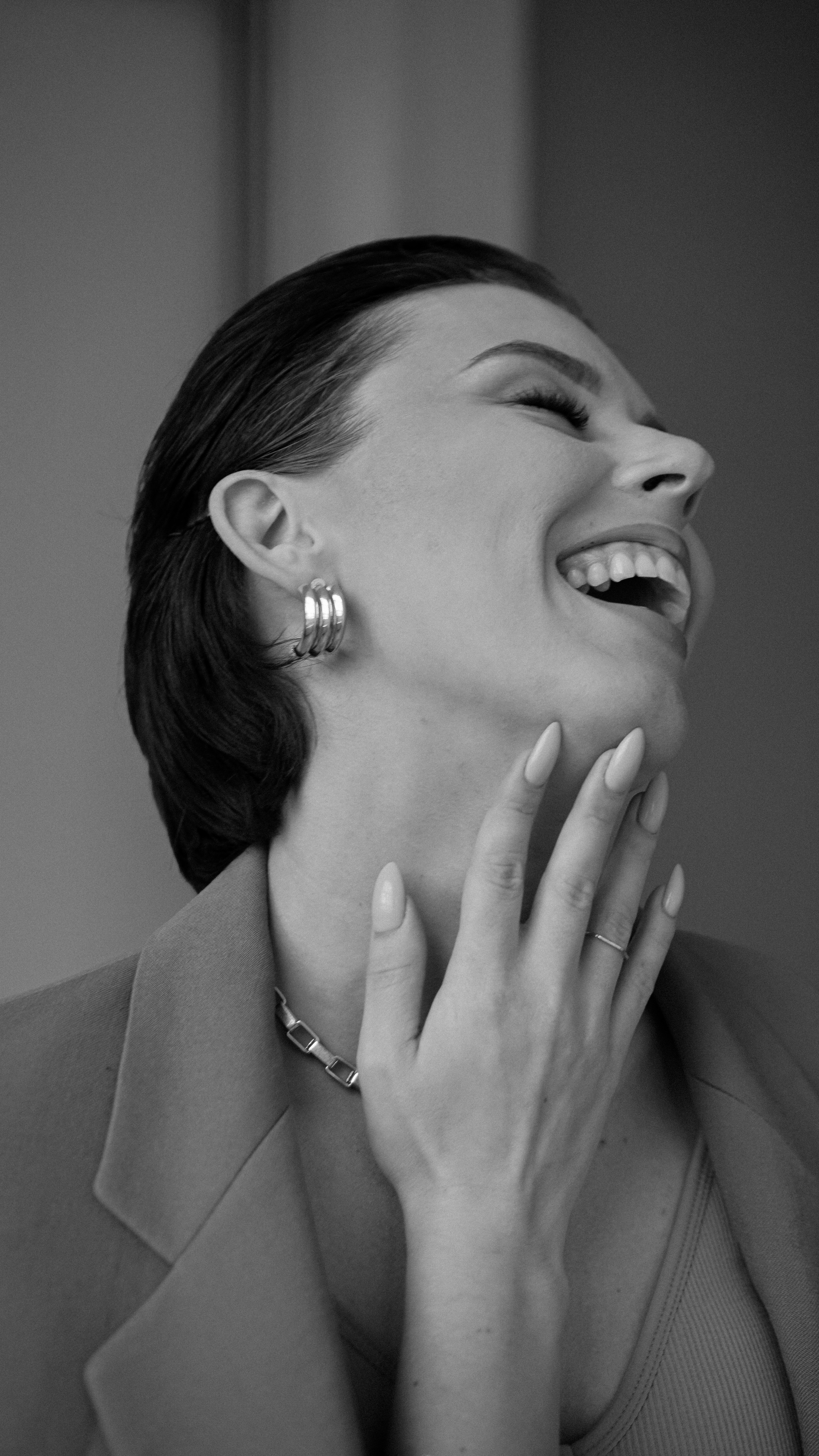 A woman laughing. | Source: Pexels