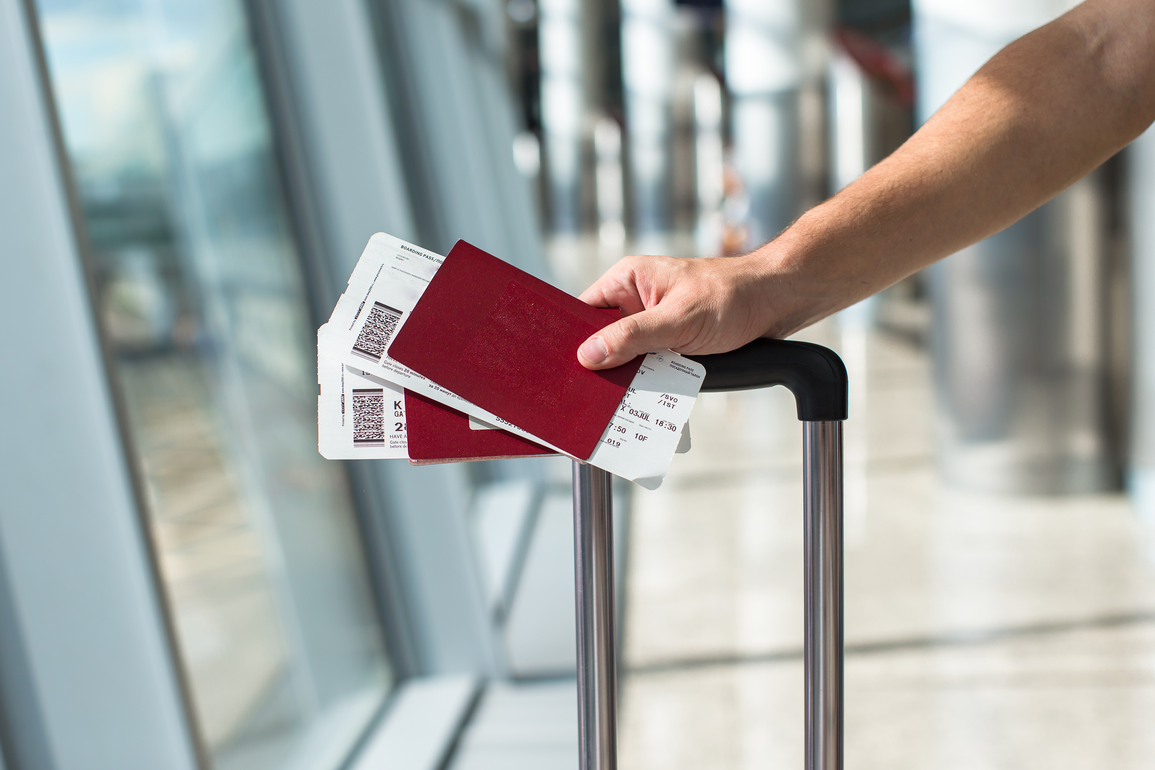 Primer plano de un hombre con pasaportes | Fuente: Shutterstock