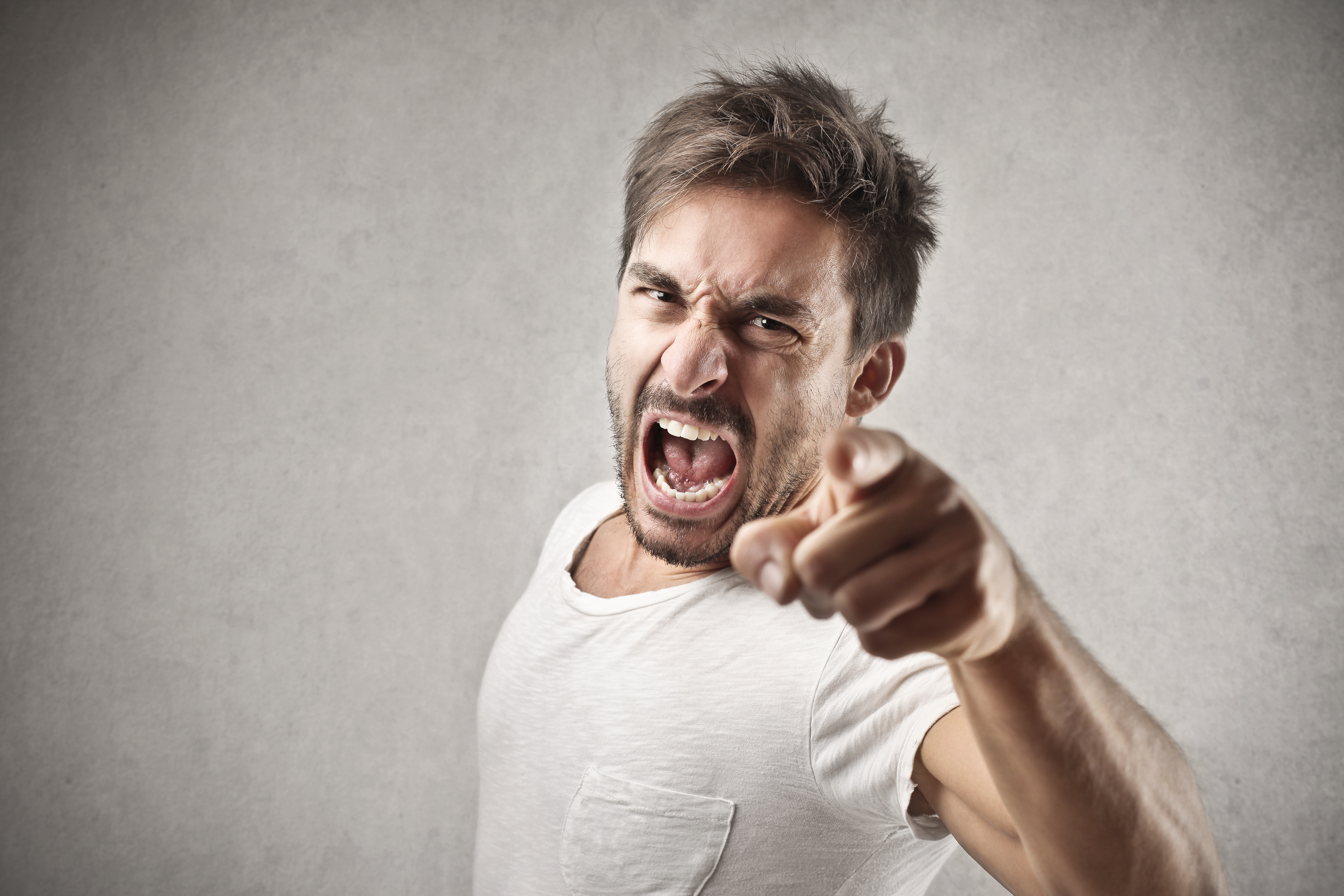 Retrato de un joven enfadado. | Fuente: Shutterstock