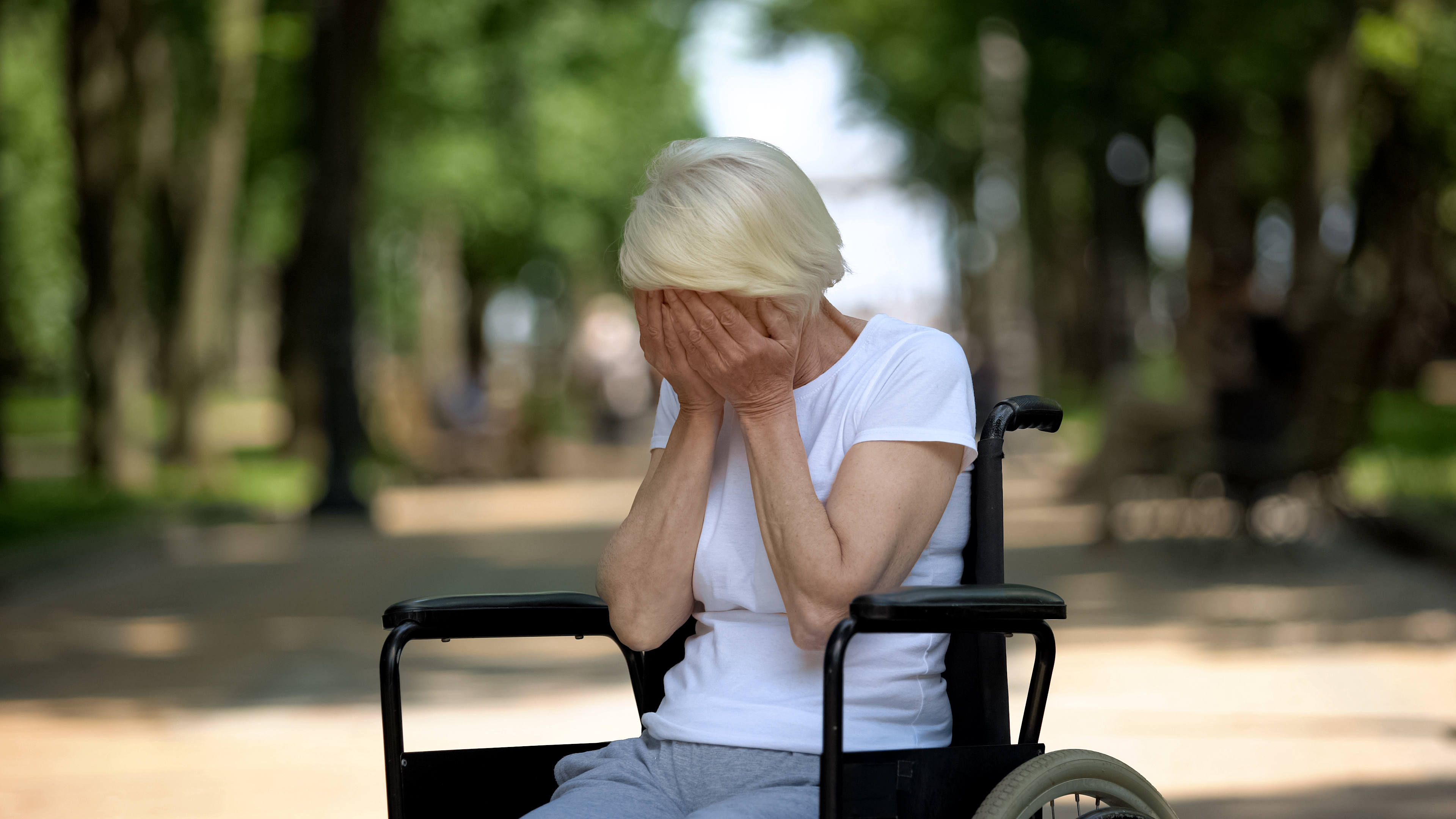 Una mujer mayor sentada en una silla de ruedas | Fuente: Shutterstock