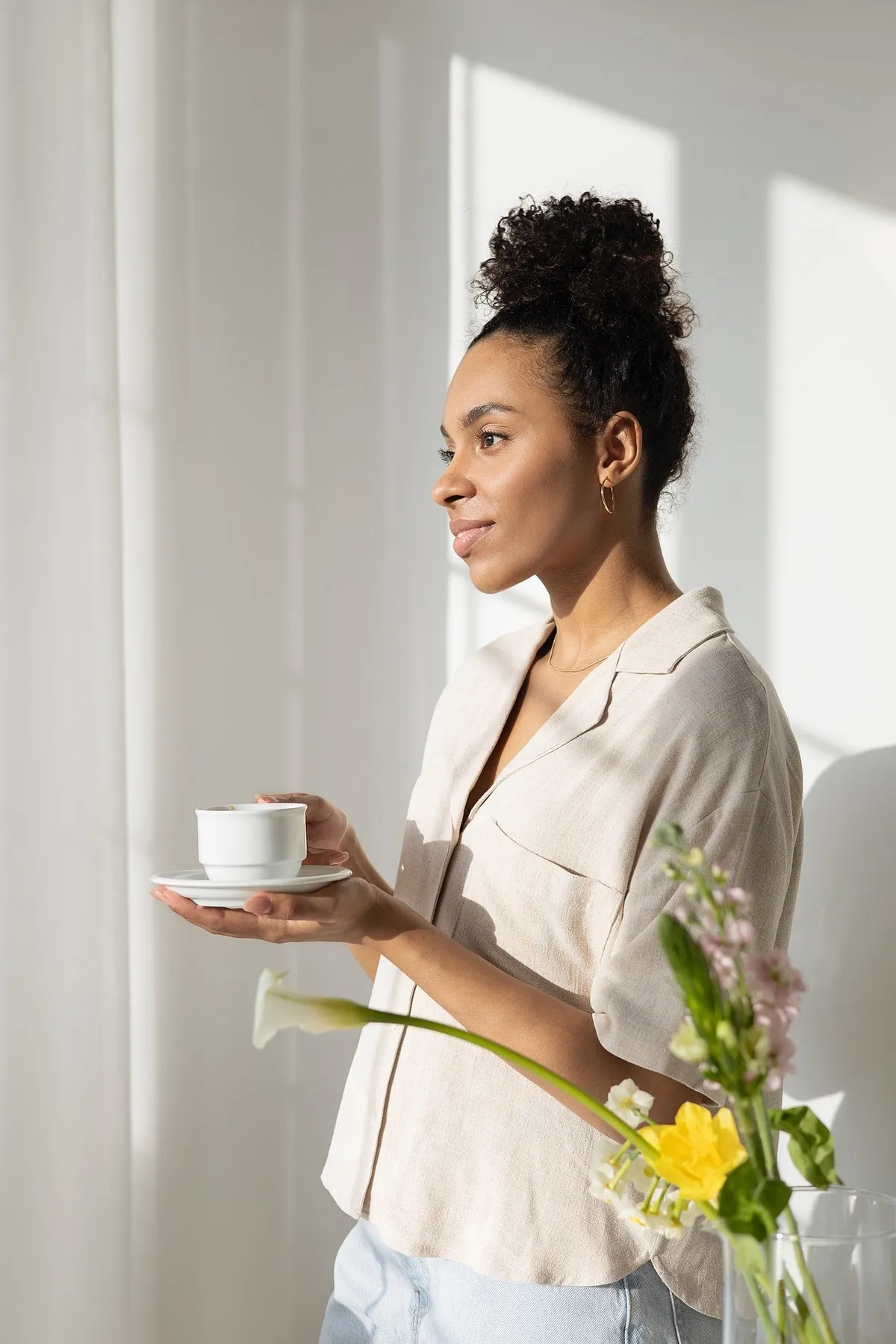 Chrissy served Mrs. Peterson some tea. | Photo: Pexels