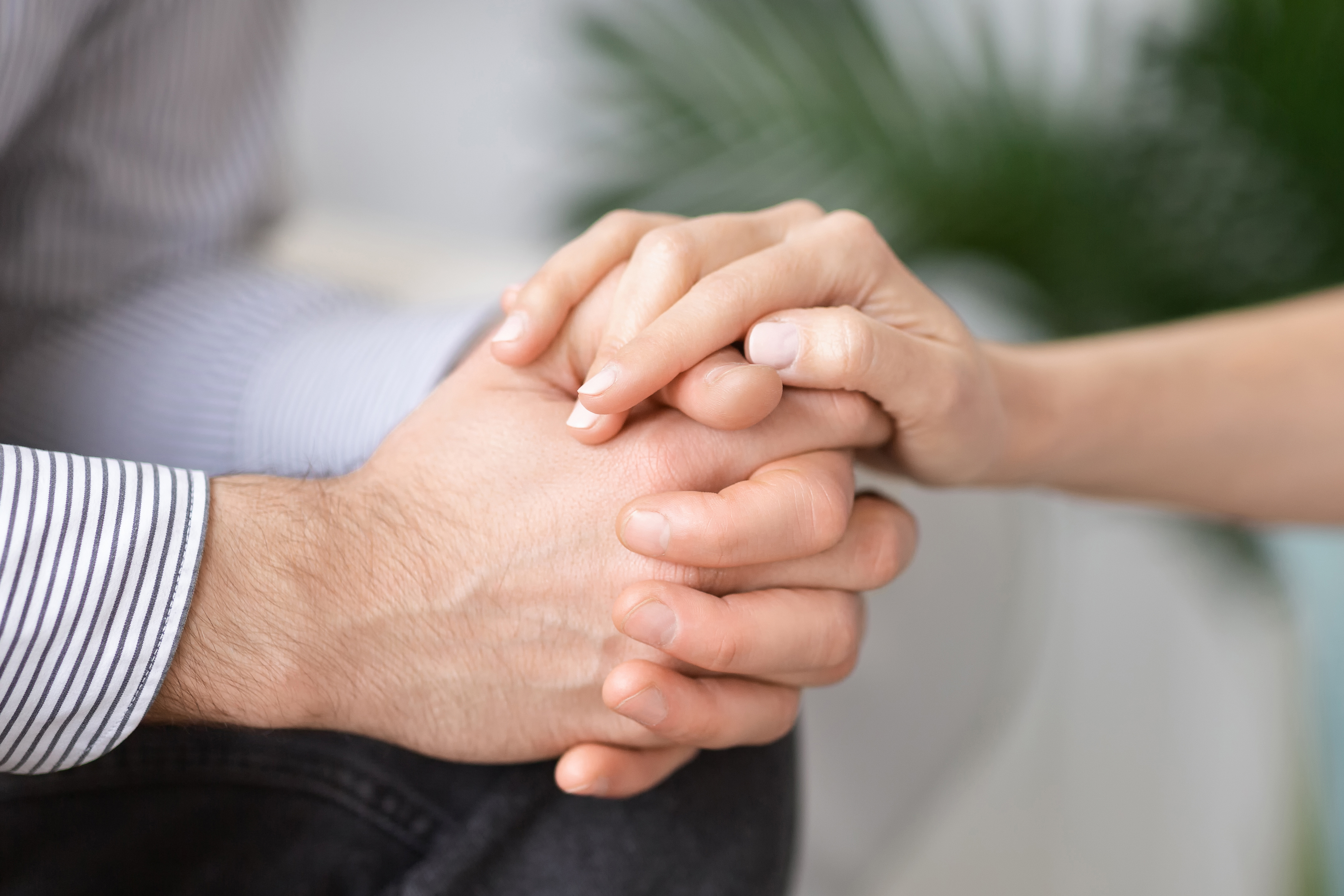 Pareja casada cogida de la mano | Fuente: Shutterstock