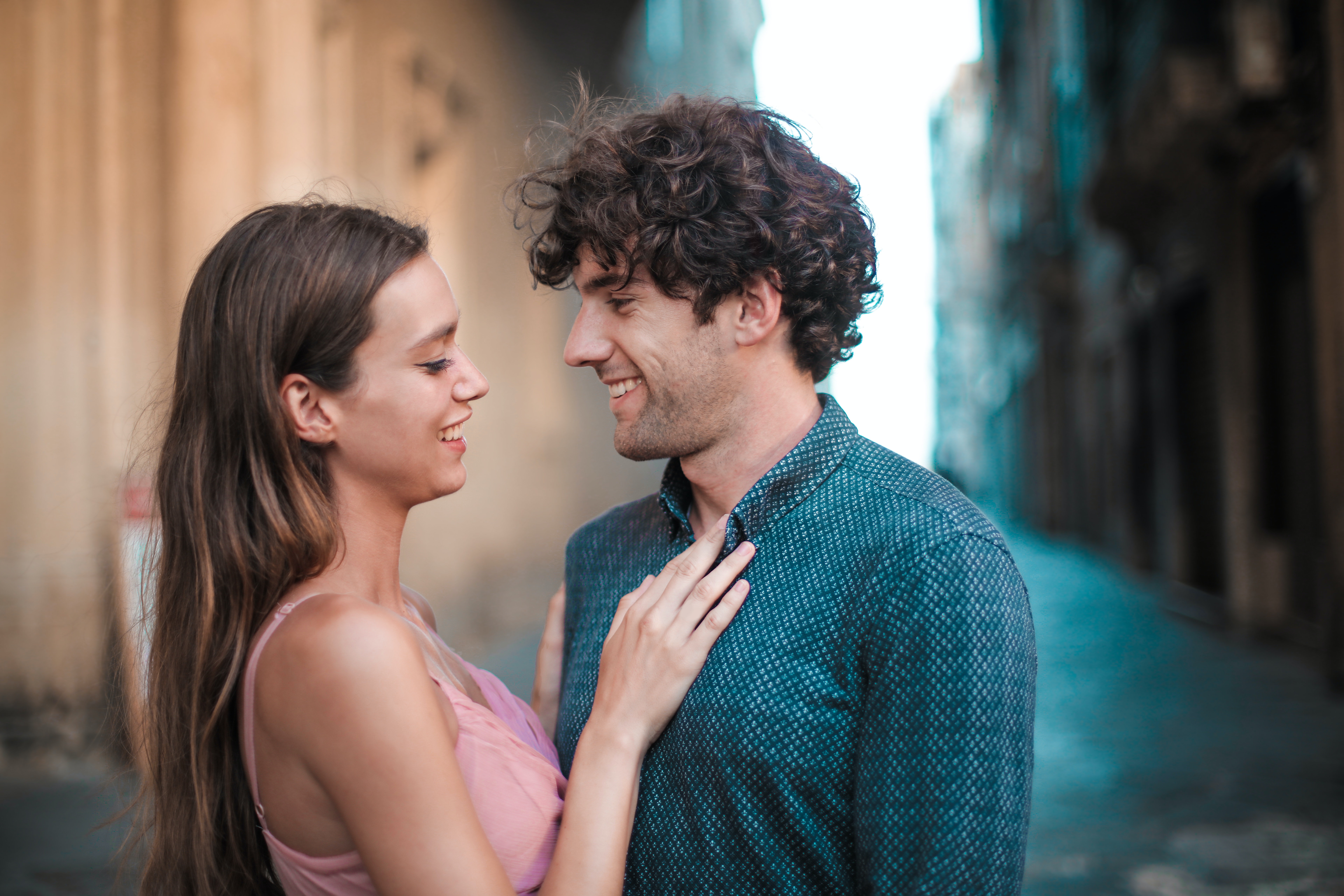 A man and woman flirting. | Source: Pexels