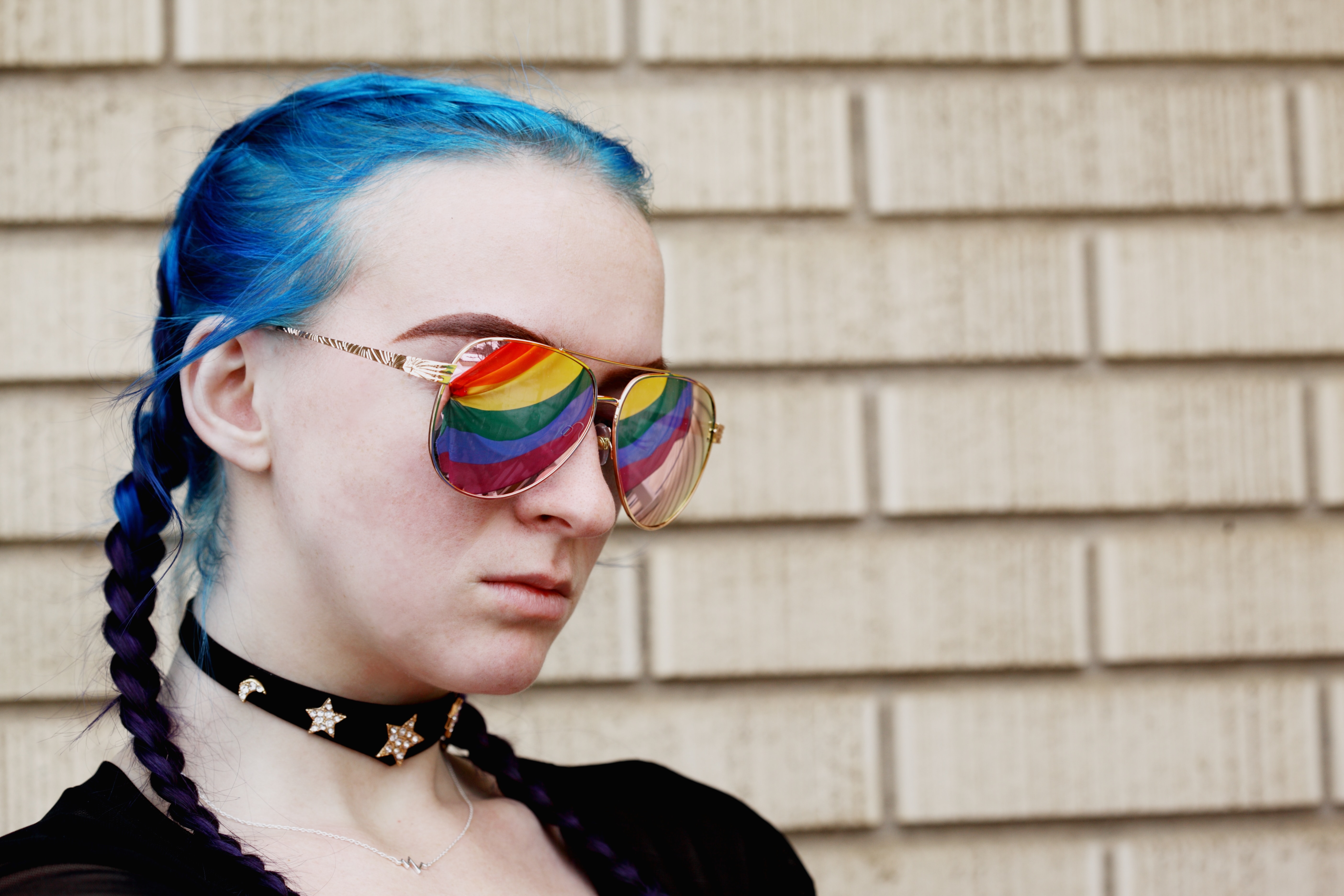 A woman with rainbow glasses on. | Source: Unsplash