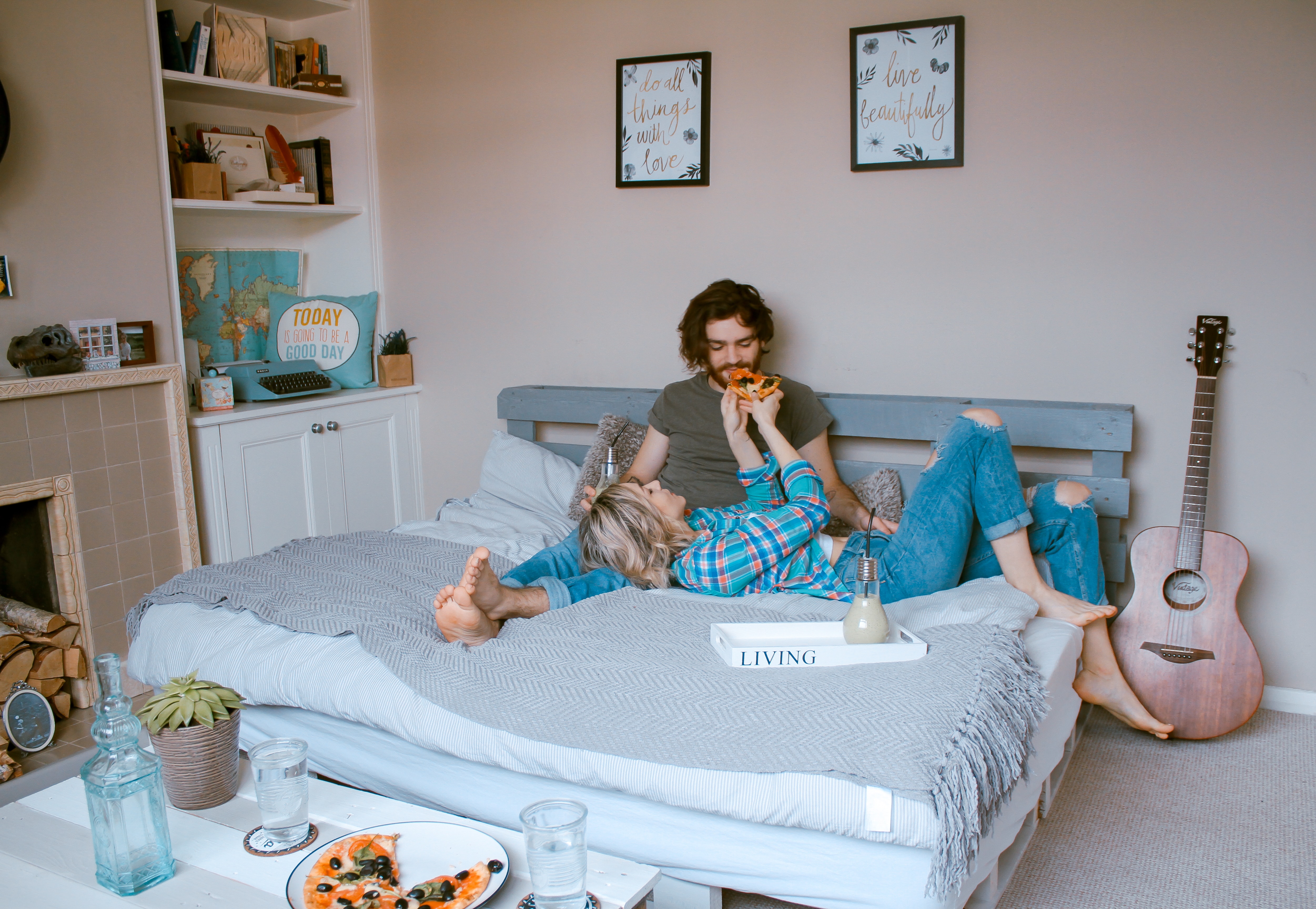 A couple lying on a bed together. | Source: Pexels