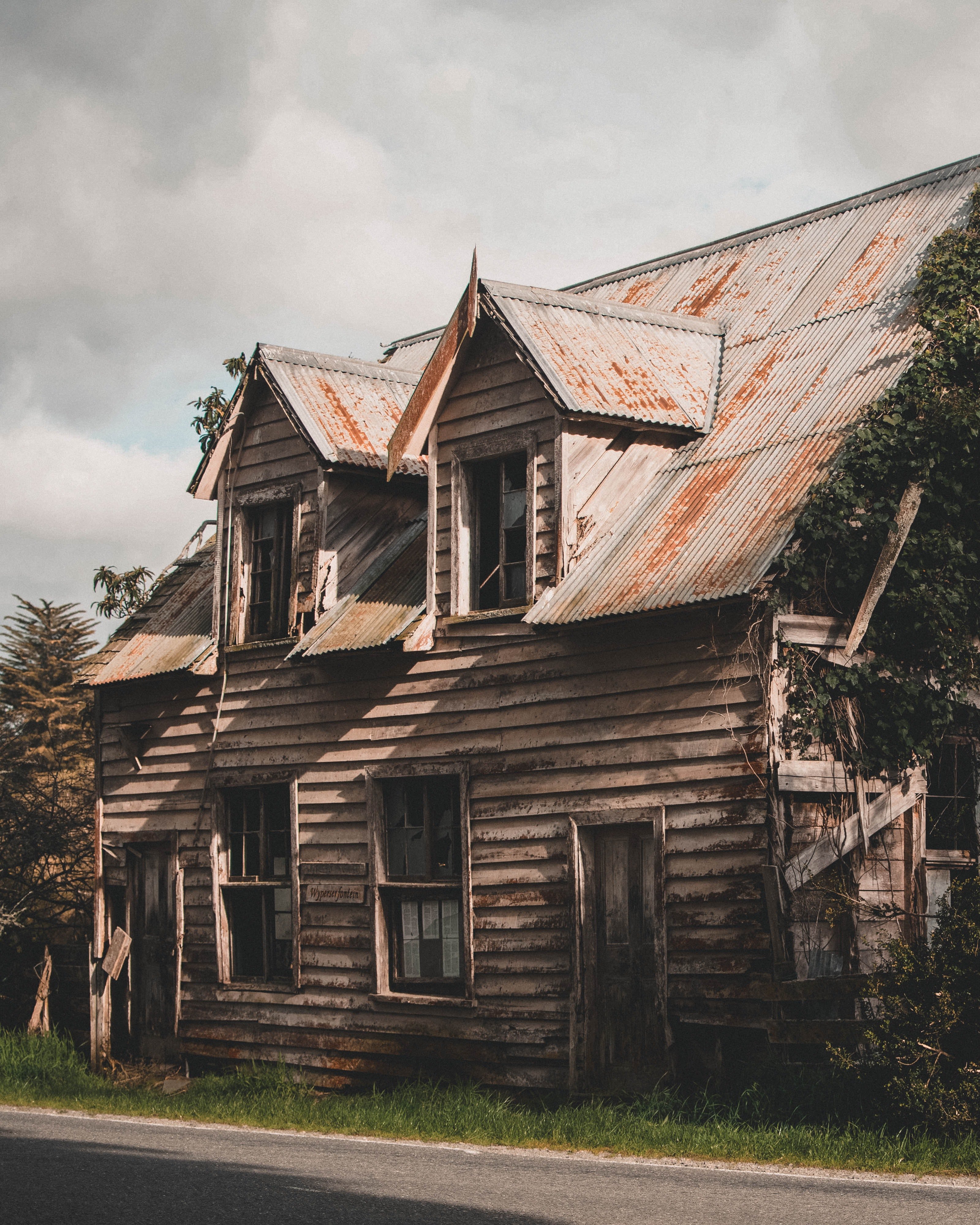 James heard loud groans from an abandoned home, and it sparked his curiosity. | Source: Pexels