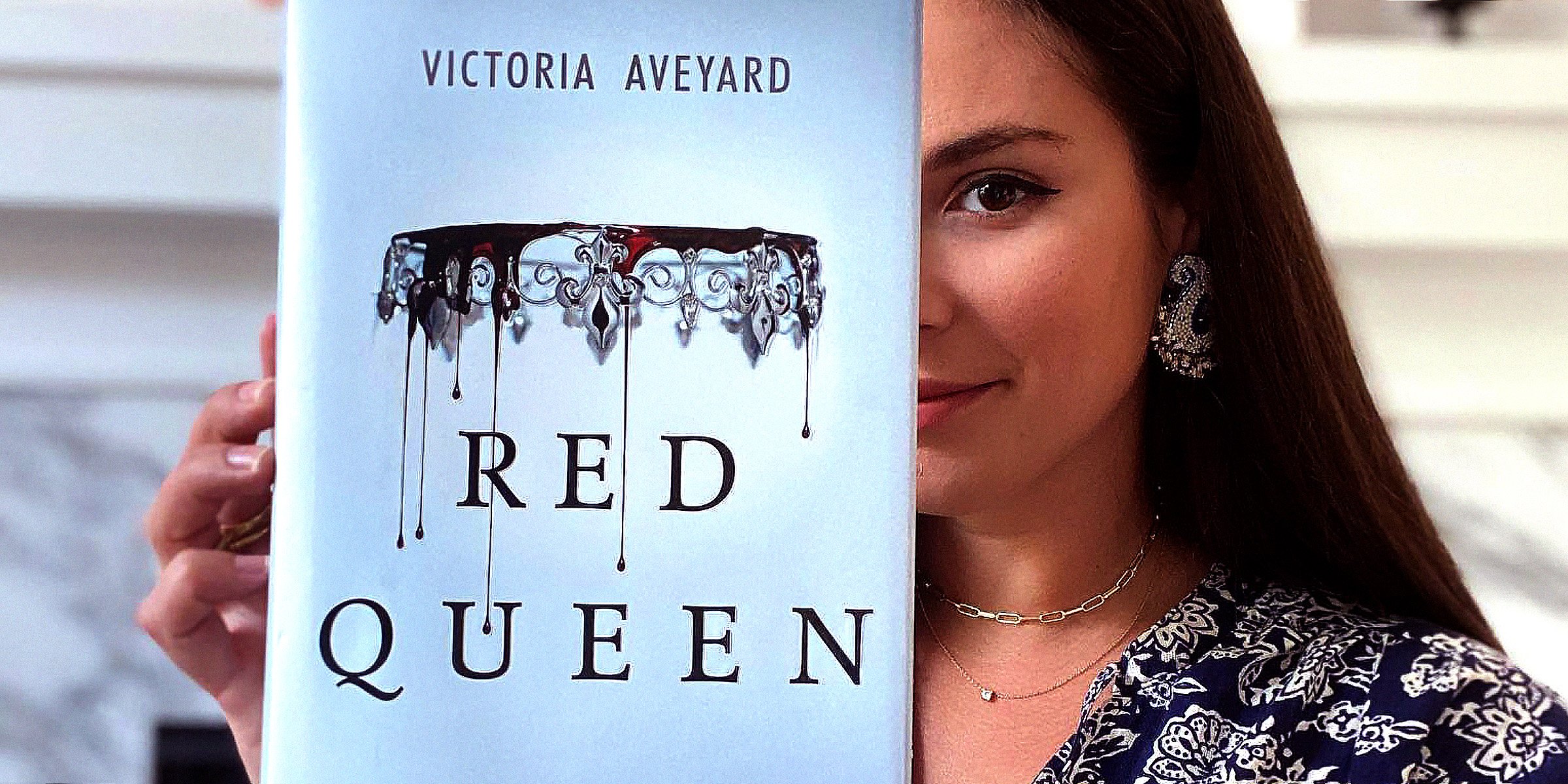 Victoria Aveyard holding her novel, "Red Queen"  | Source: facebook.com/victoriaaveyard