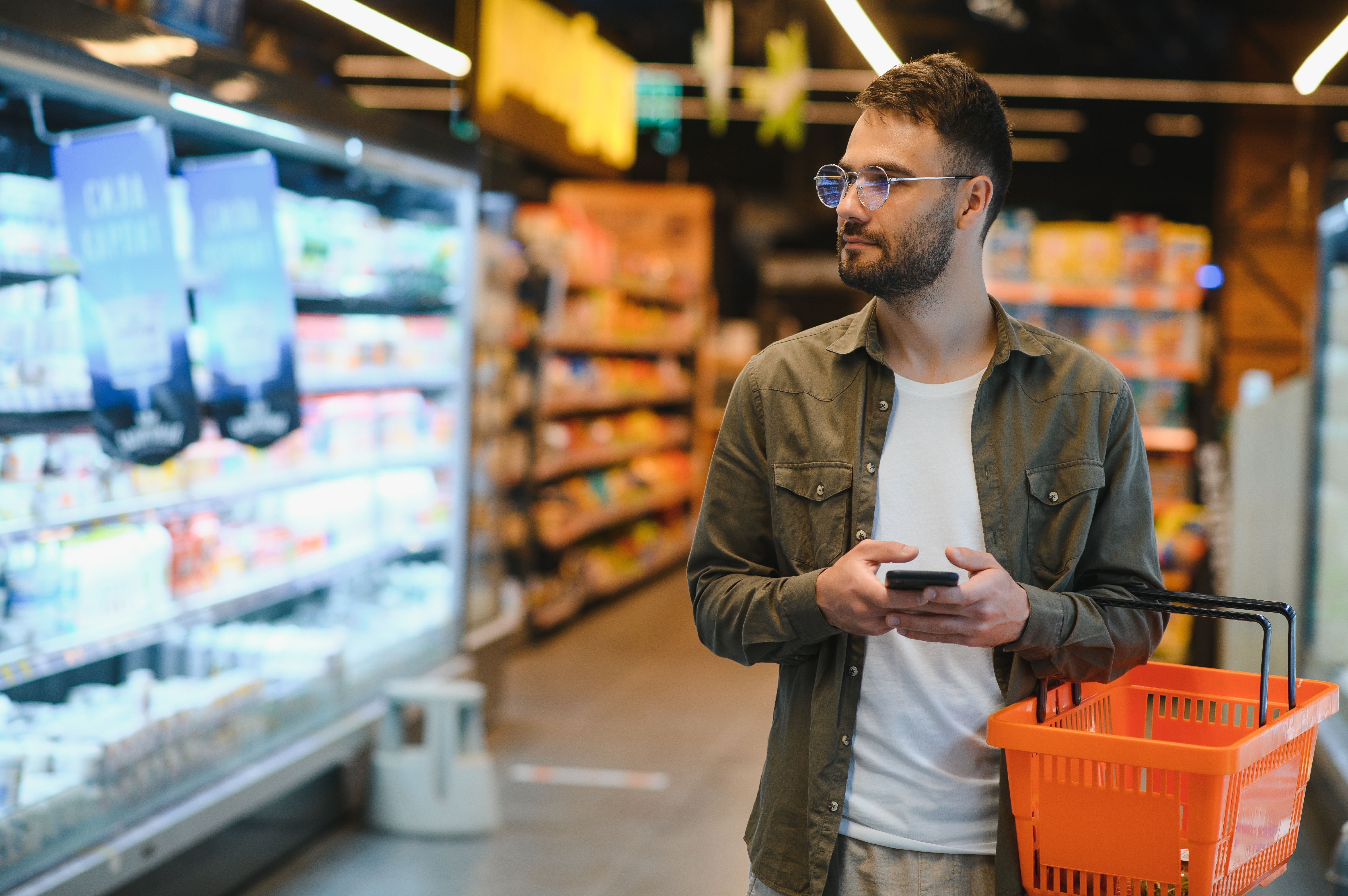 Hombre guapo de compras | Fuente: Shutterstock