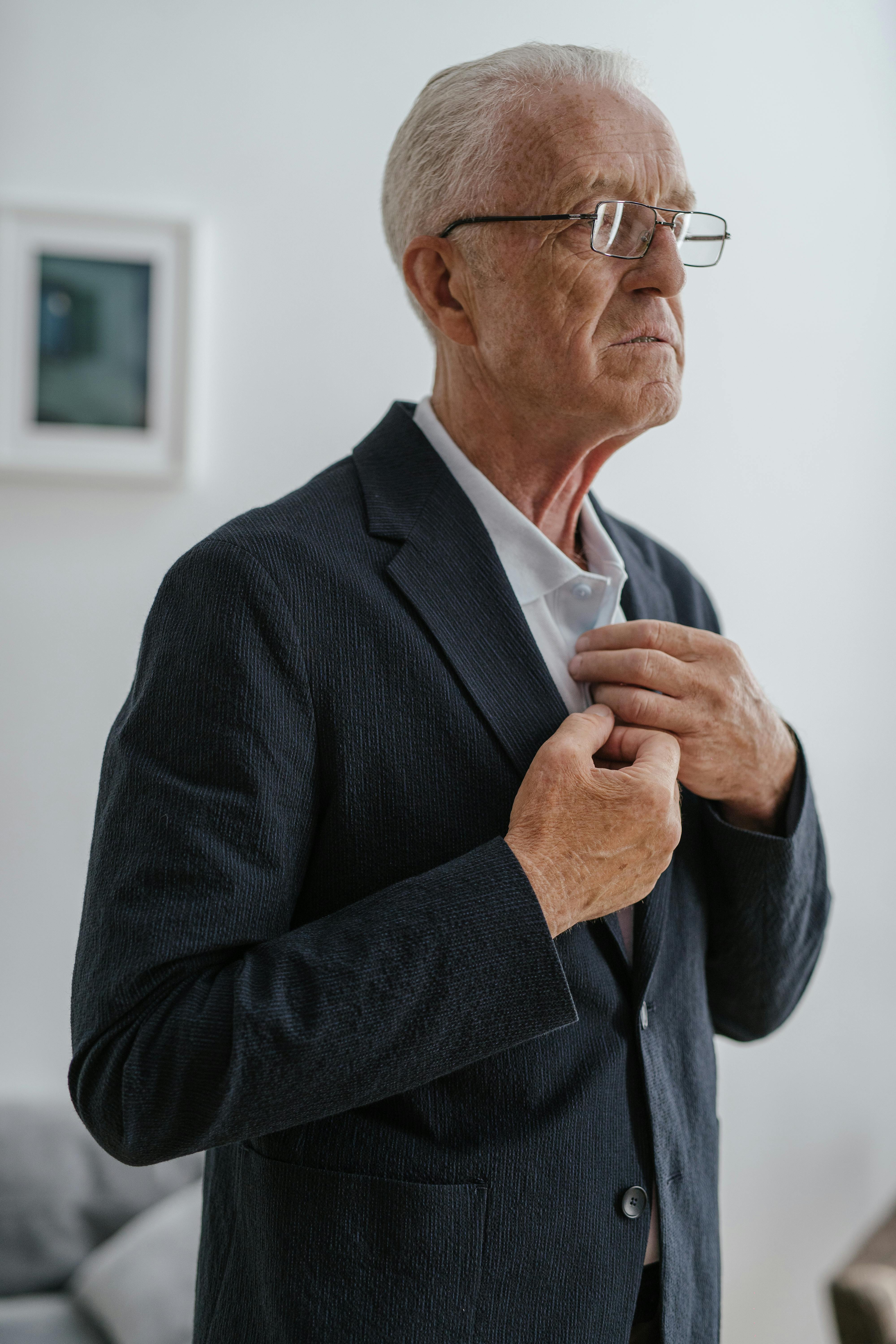 Poważny mężczyzna w garniturze | Źródło: Pexels