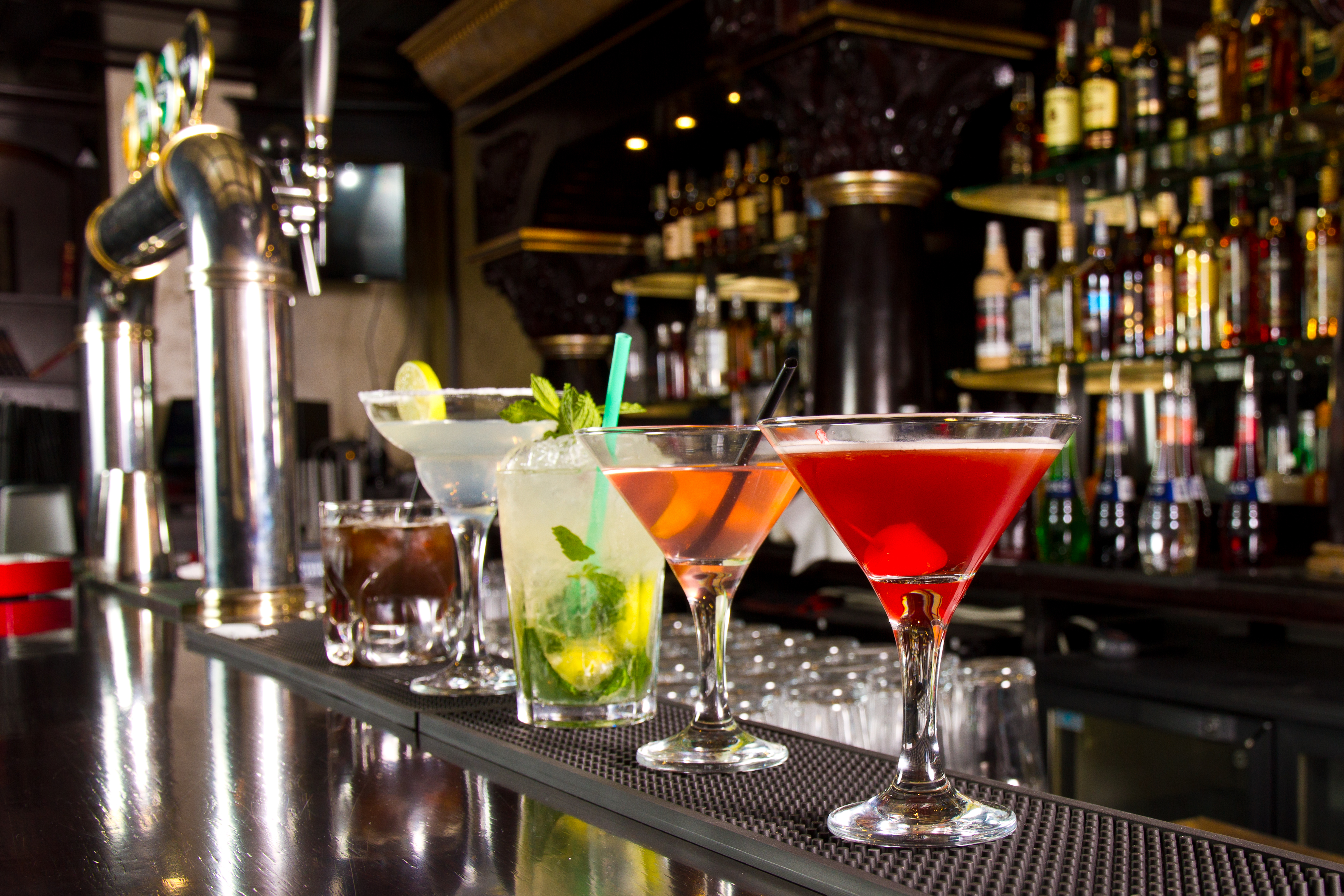 Cinco cócteles en el mostrador del bar. | Fuente: Shutterstock