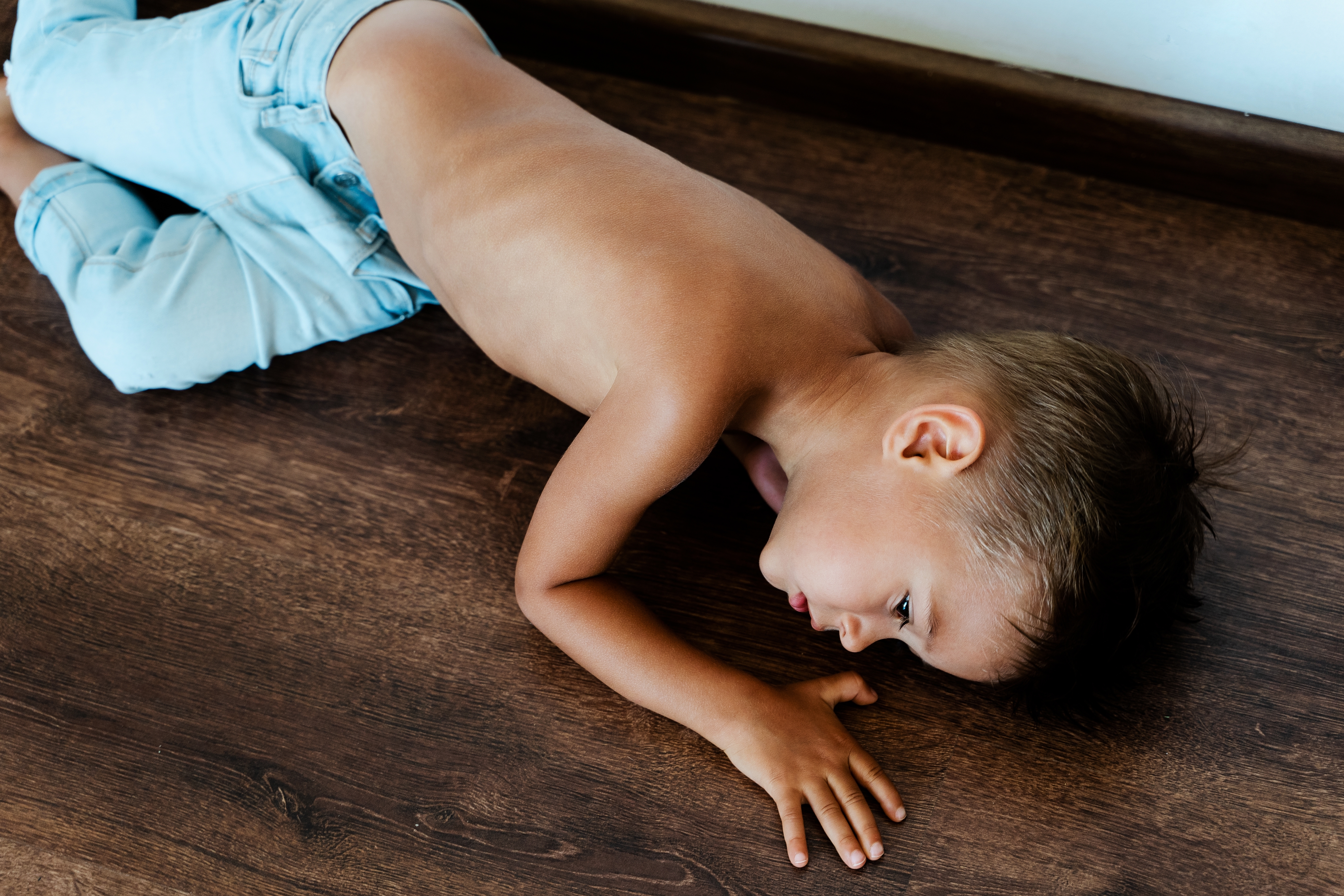 Niño triste tirado en el suelo. | Foto: Shutterstock
