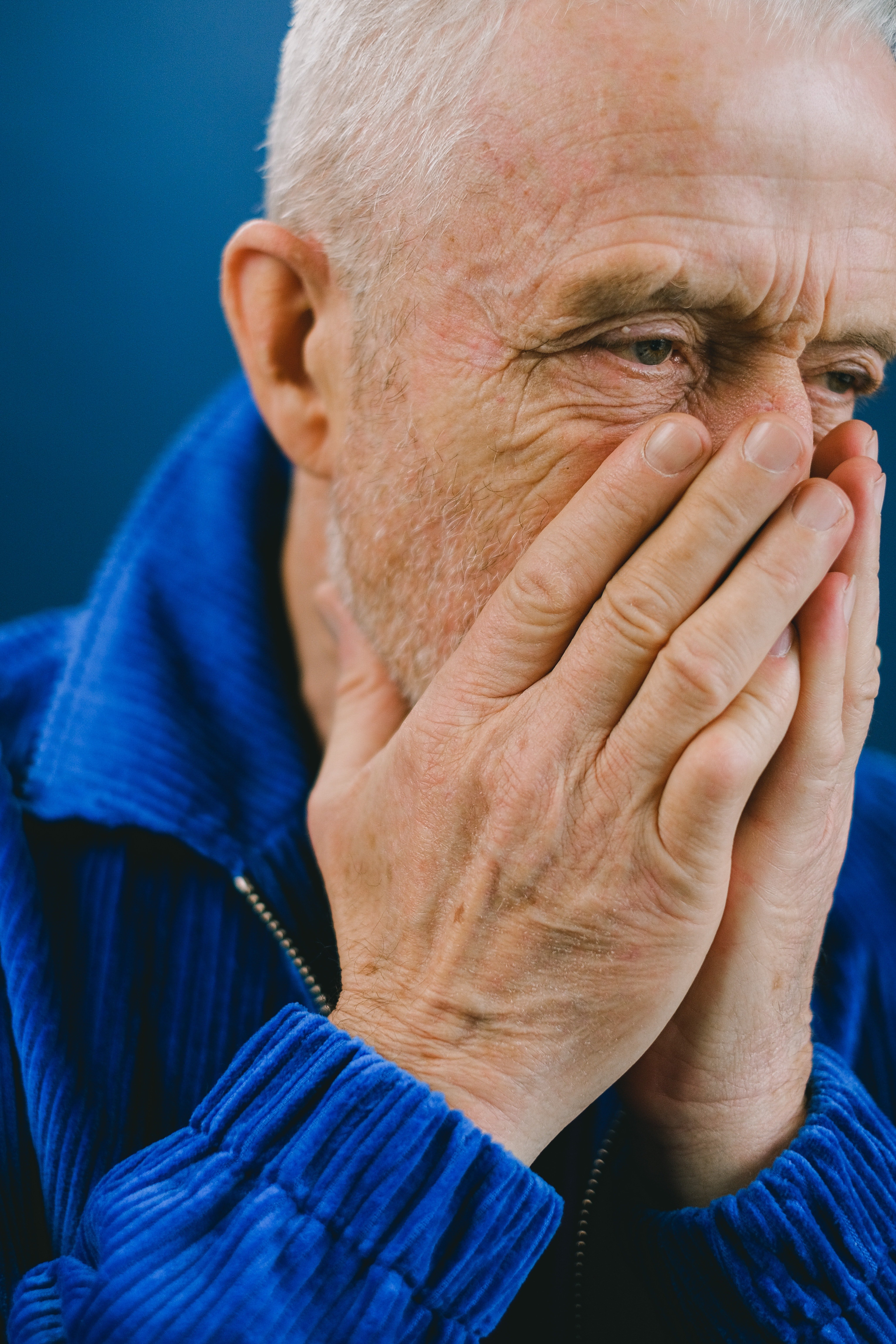 Andrew broke down as he told Hope his story. | Source: Pexels