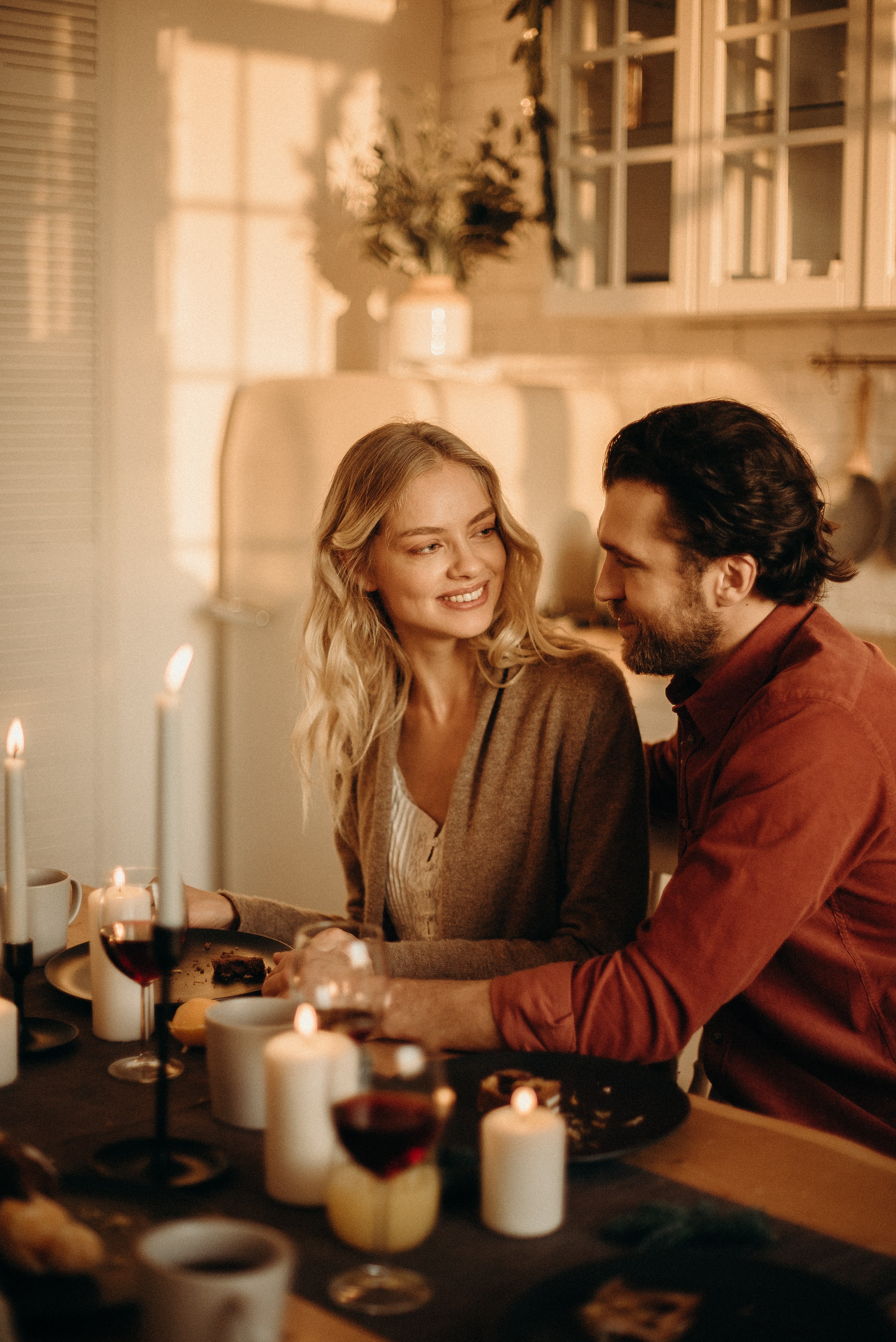 A couple having a candlelight dinner. | Source: Pexels