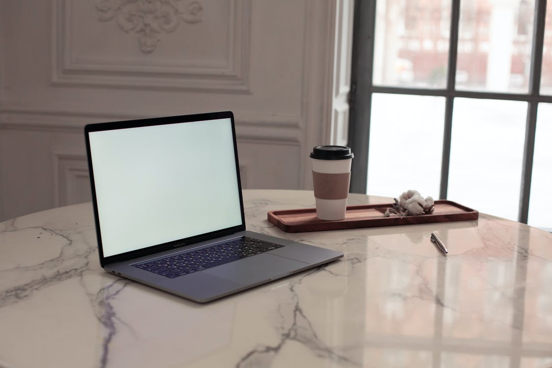 Margaret got Cynthia to video chat with them. | Source: Pexels