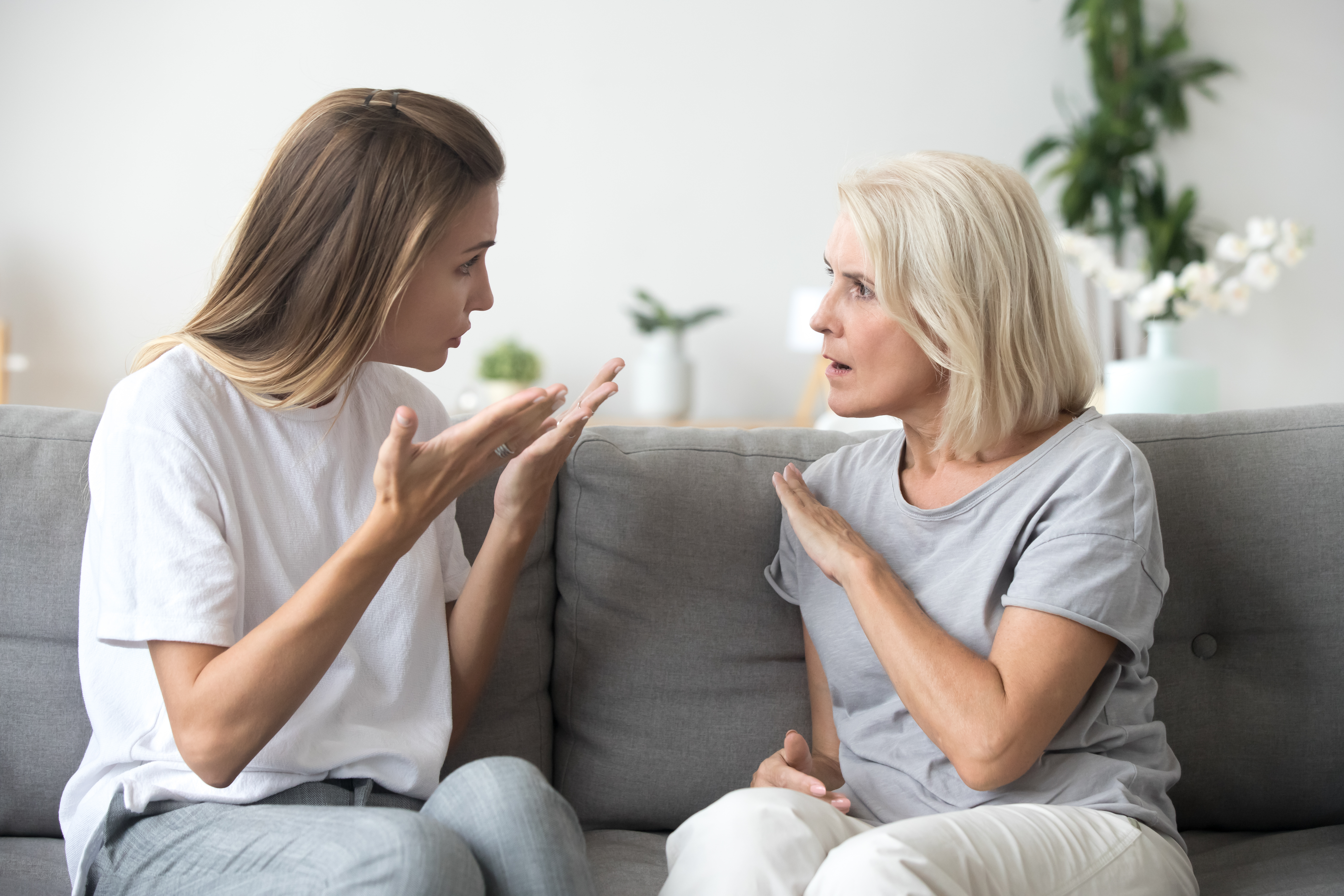 Una joven discutiendo con una mujer mayor | Fuente: Shutterstock