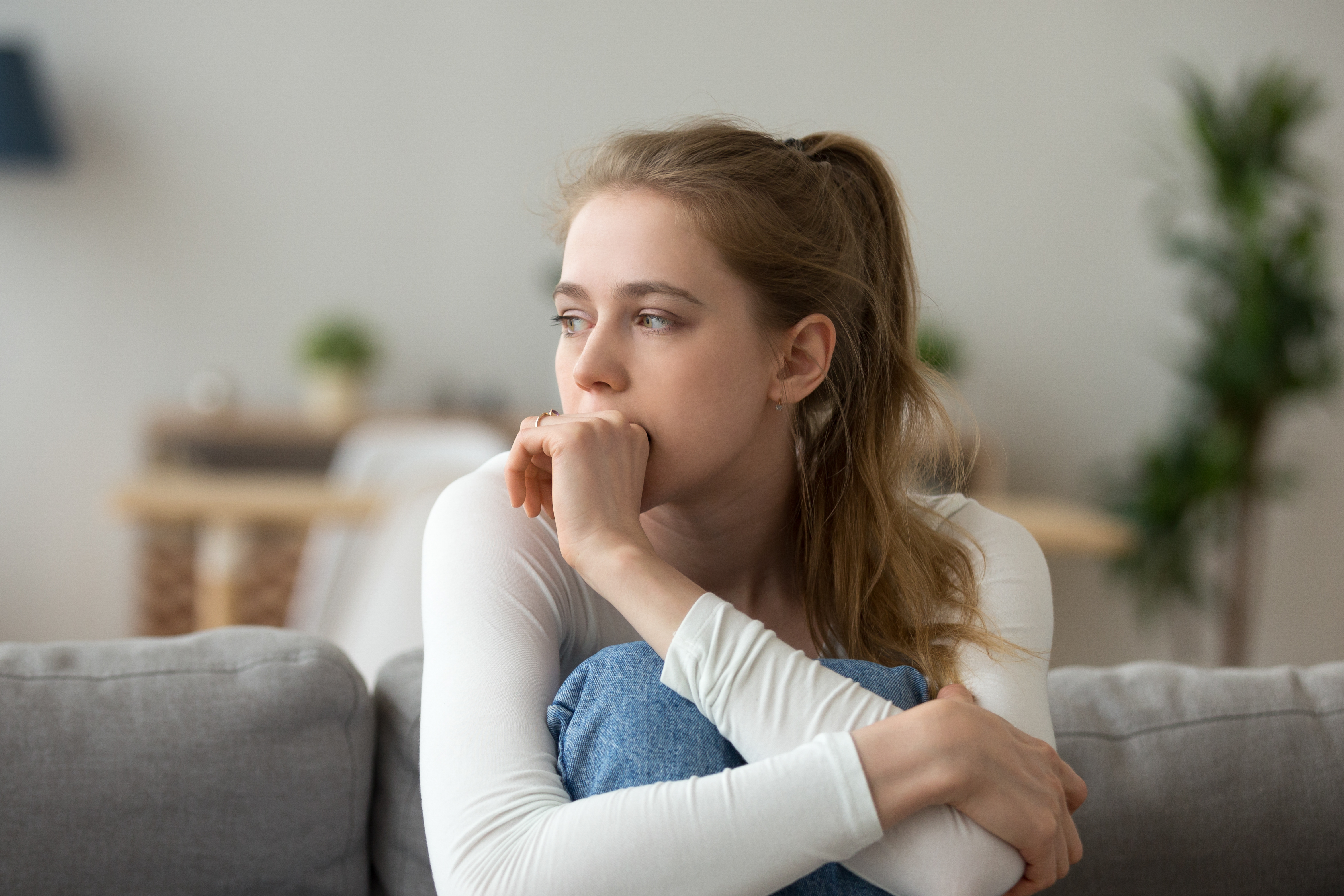 Una joven sentada en un sofá | Foto: Shutterstock