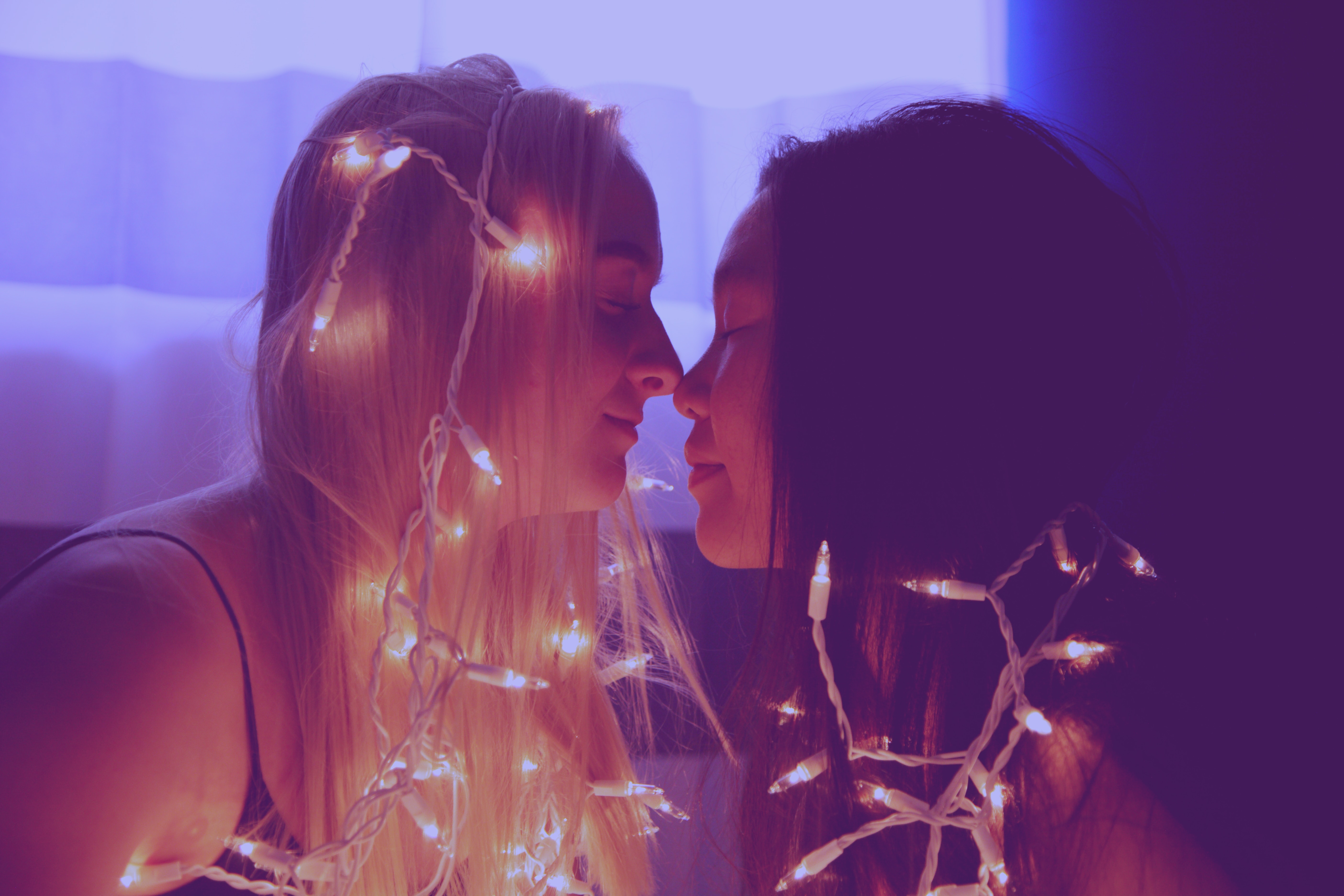 A couple with fairy lights strewn over them | Source: Unsplash