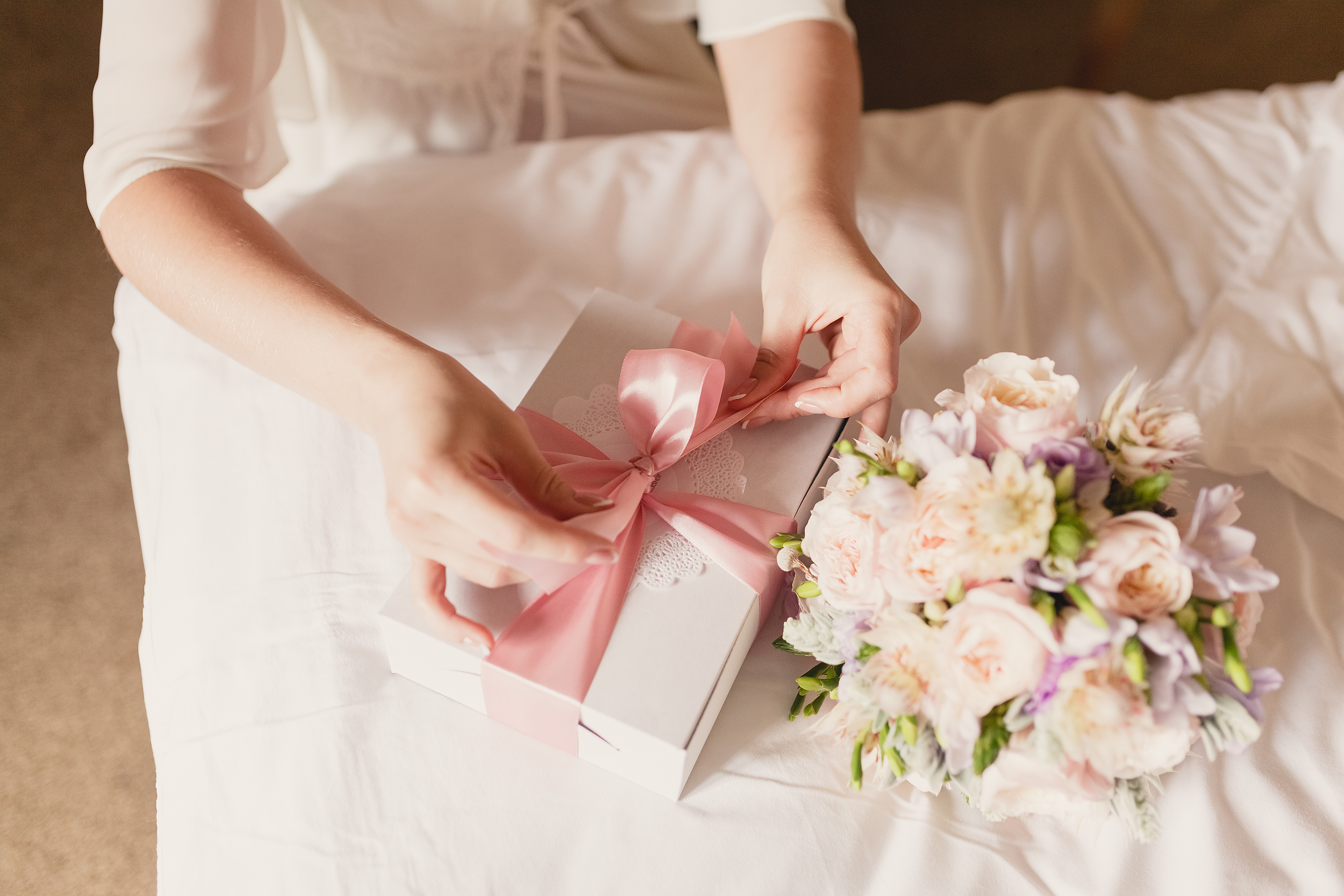 Novia abriendo su caja de regalos | Fuente: Shutterstock