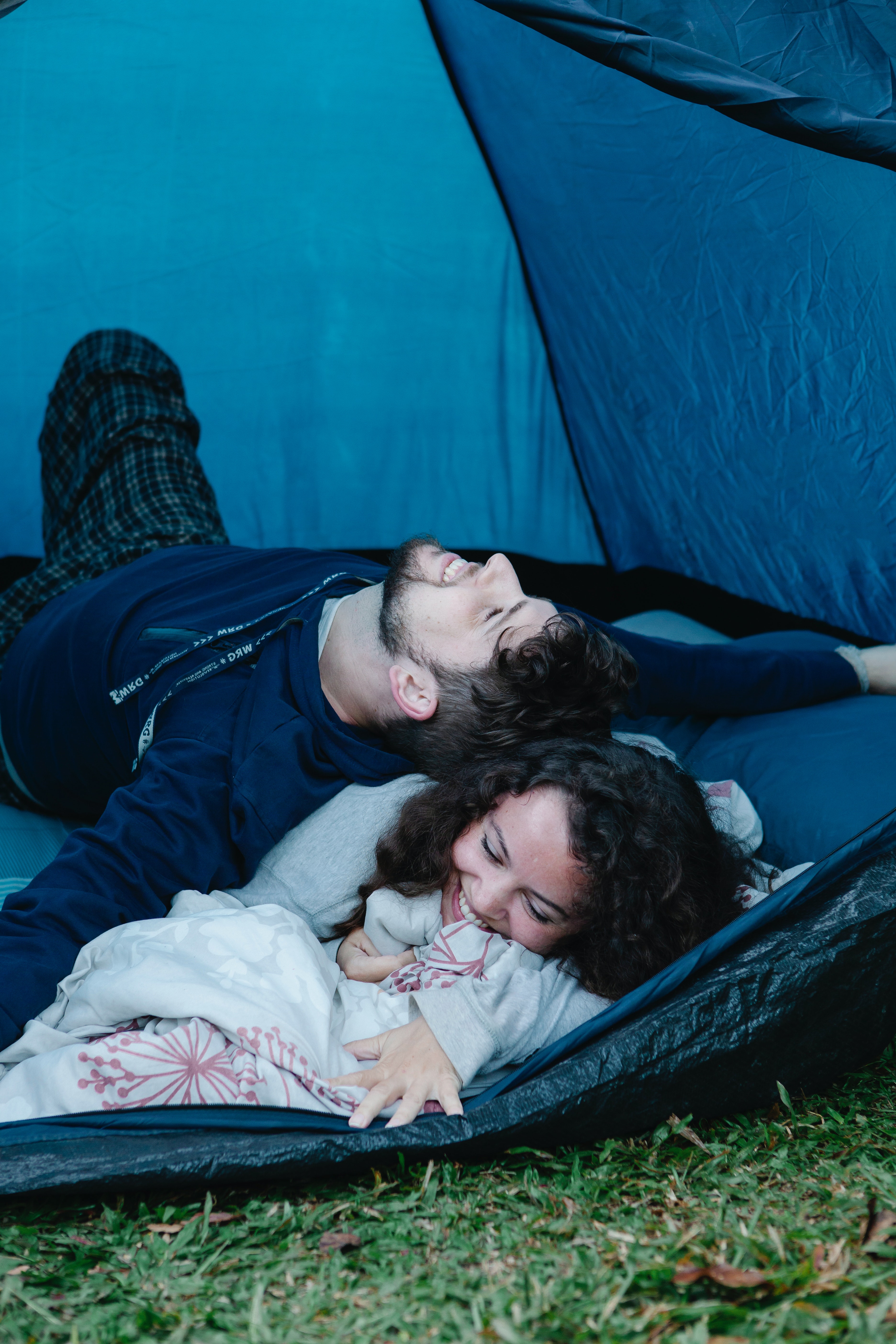 A couple in a tent together. | Source: Pexels