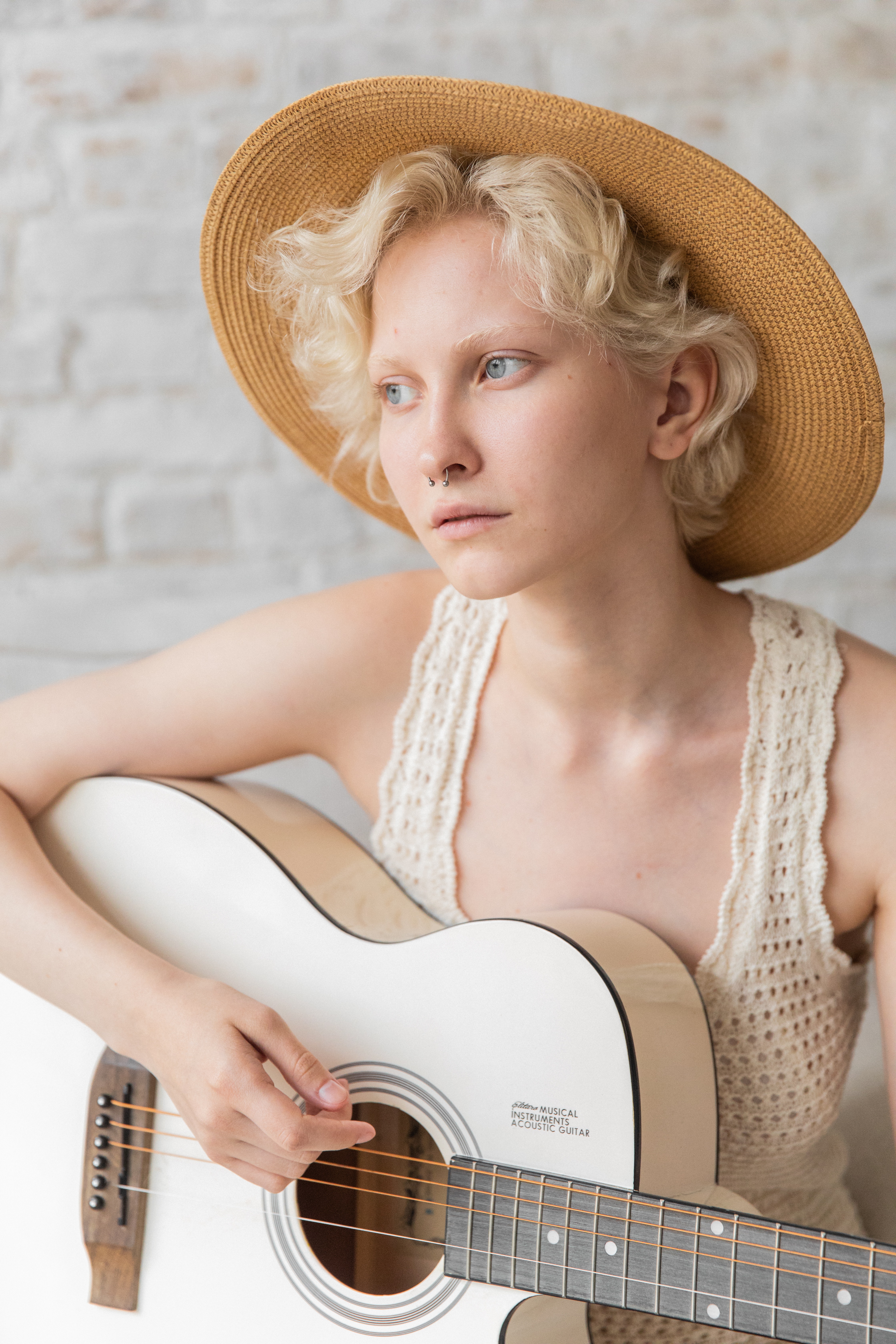 A woman playing guitar. | Source: Pexels