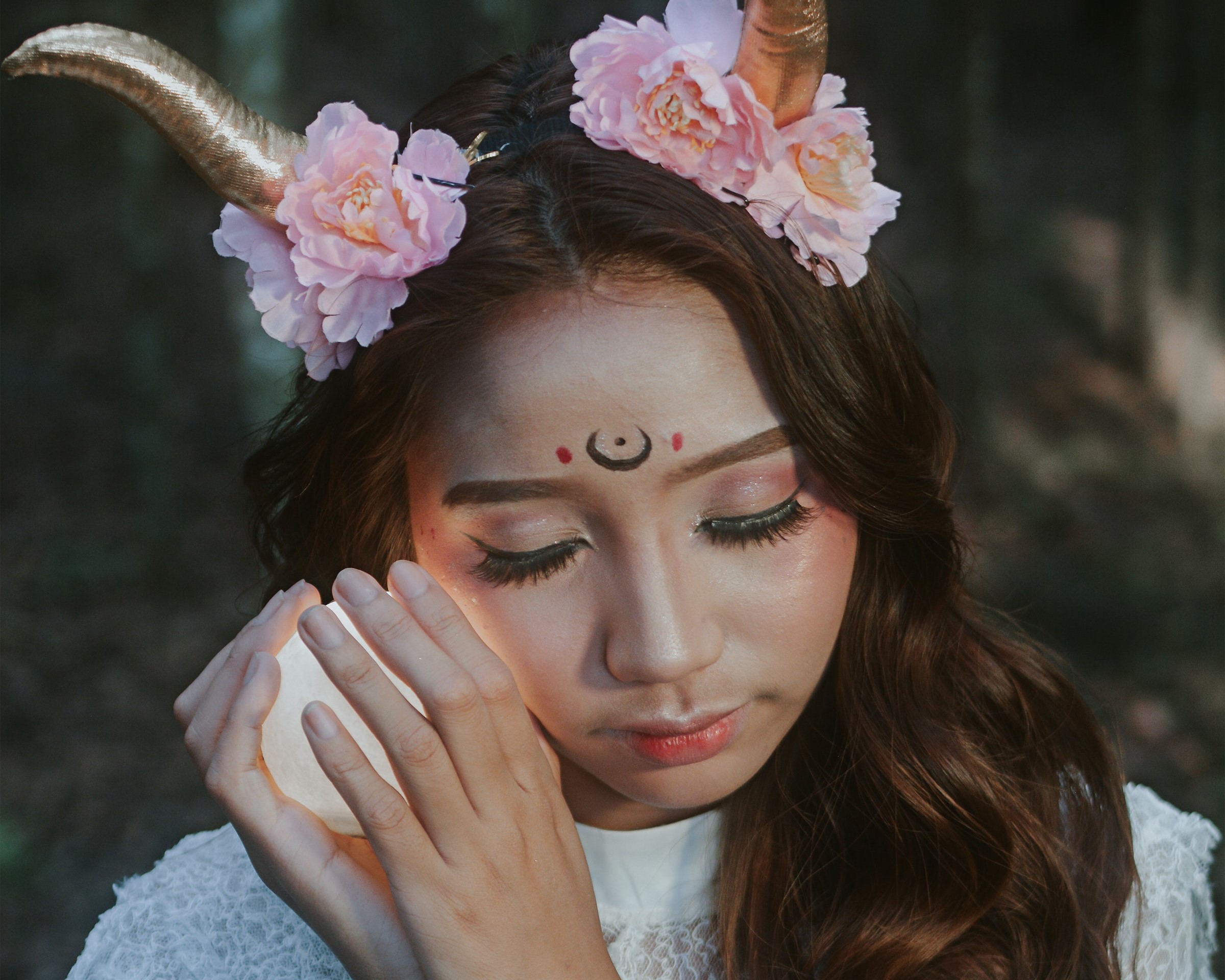 A woman with fake horns and flowers in her hair. | Source: Pexels