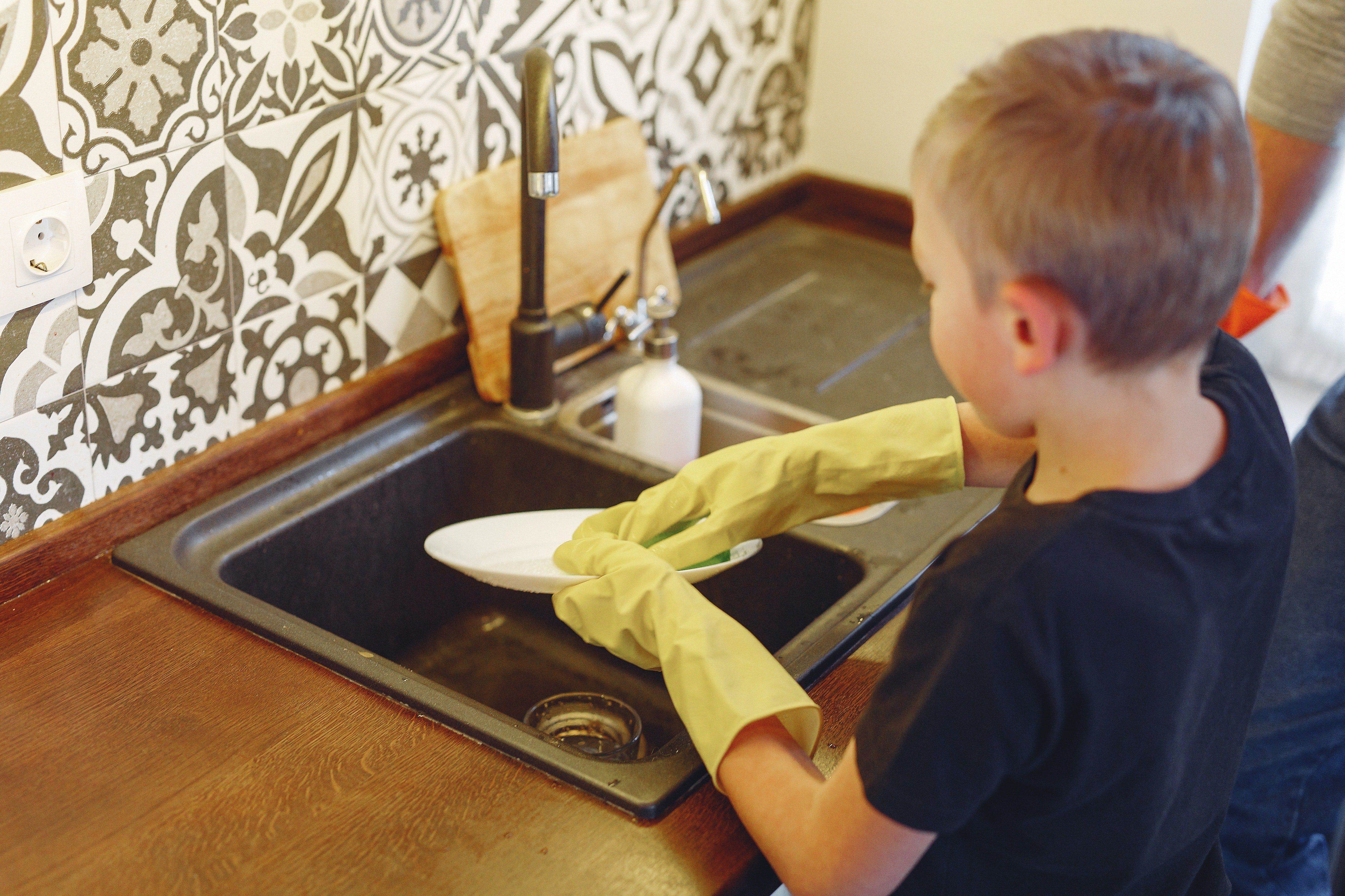 Stan was washing dishes in the club's kitchen. | Source: Pexels