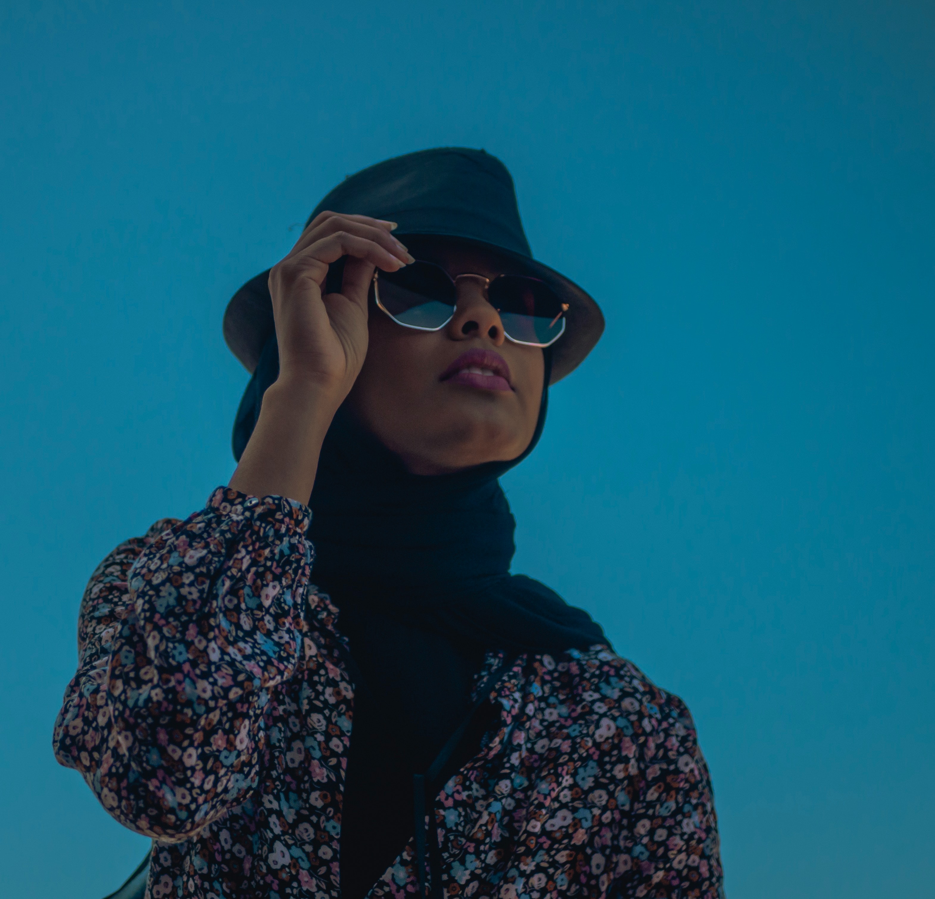 A woman with a hat and glasses. | Source: Pexels