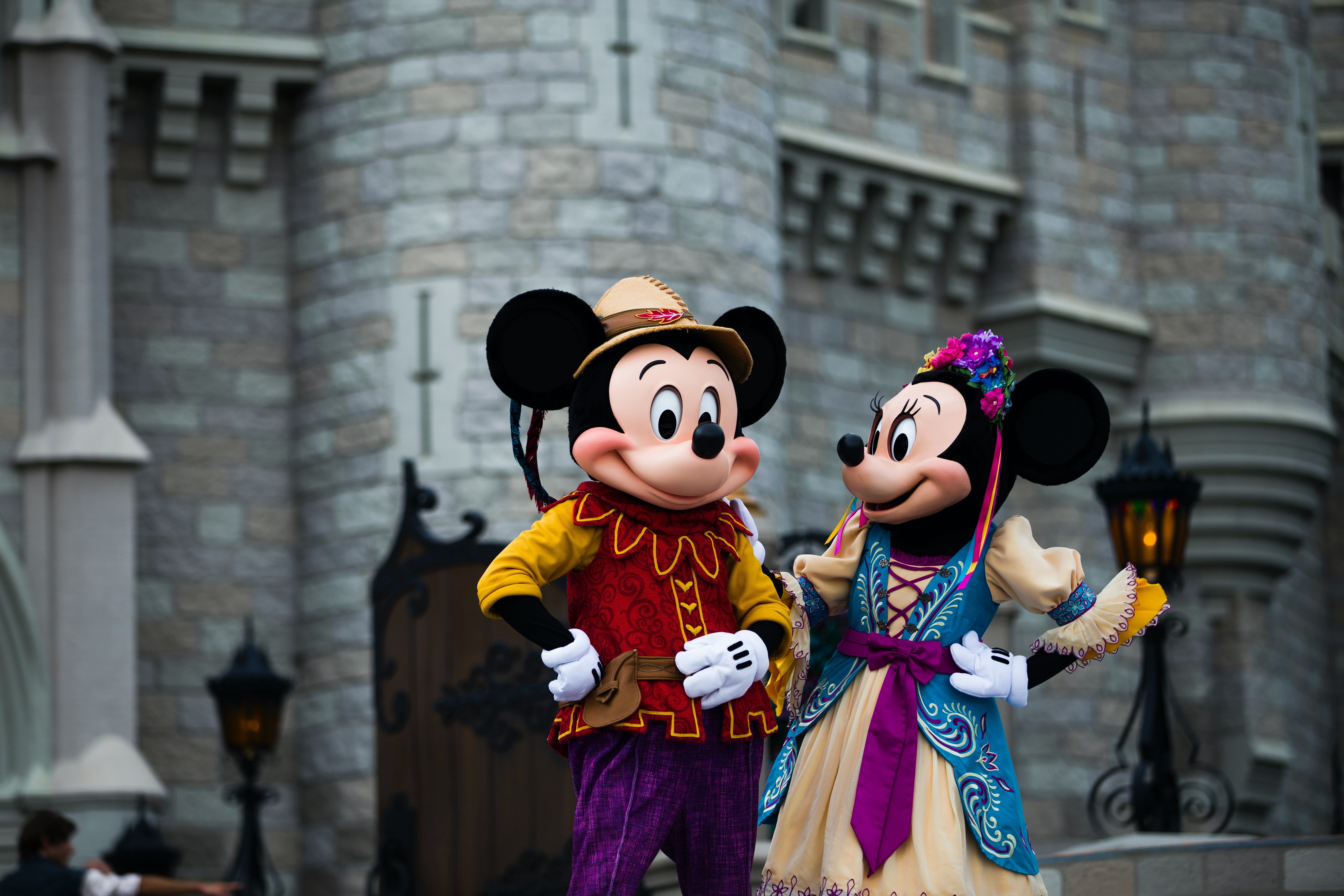 Robbie was thrilled to meet Mickey & Minnie at Disneyland. | Source: Pexels