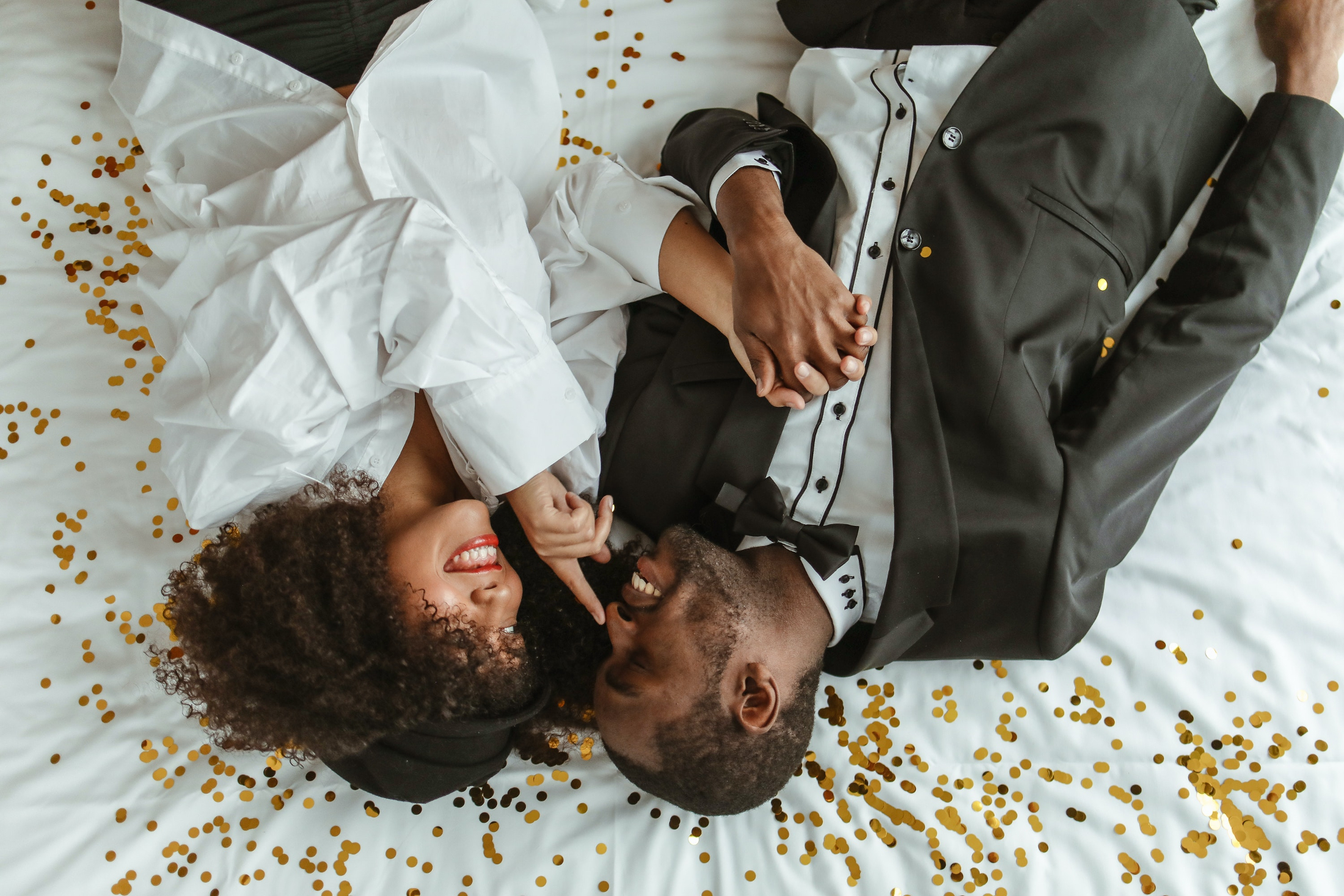A couple lying on a bed. | Source: Pexels
