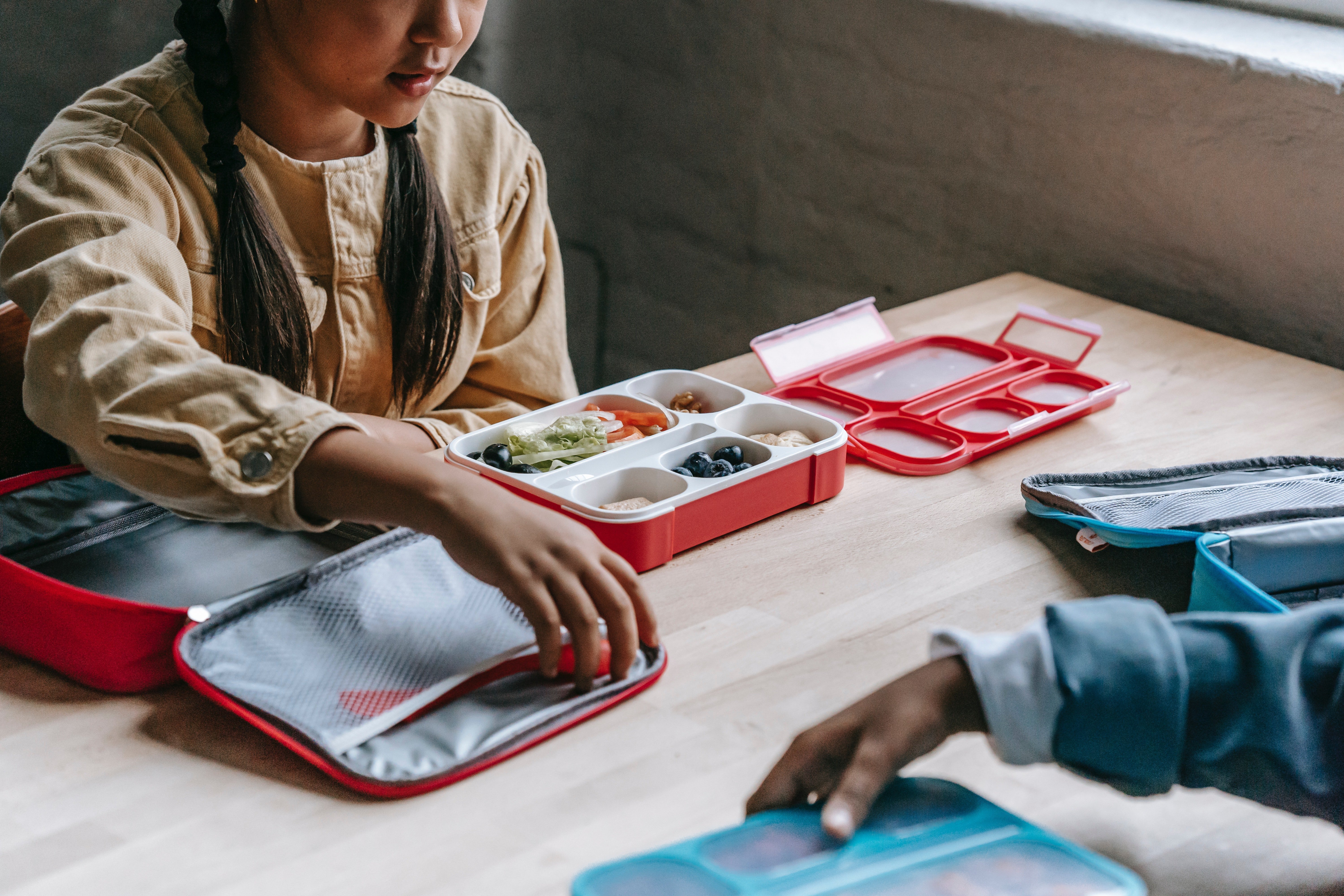 Claire saved her lunch every day for a poor boy. | Source: Pexels
