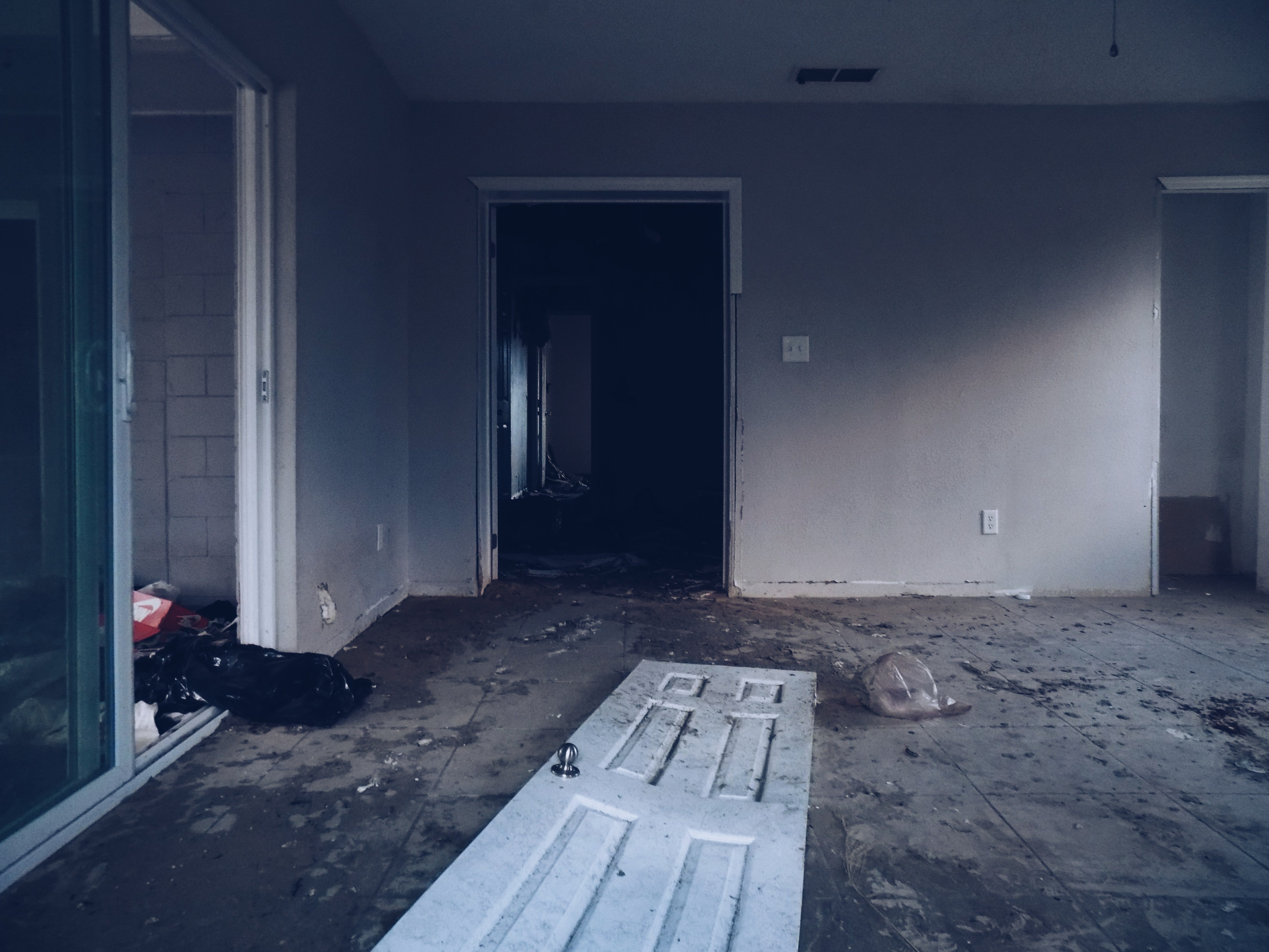 Ted found Sarah and Charlotte living in the abandoned house. | Source: Unsplash