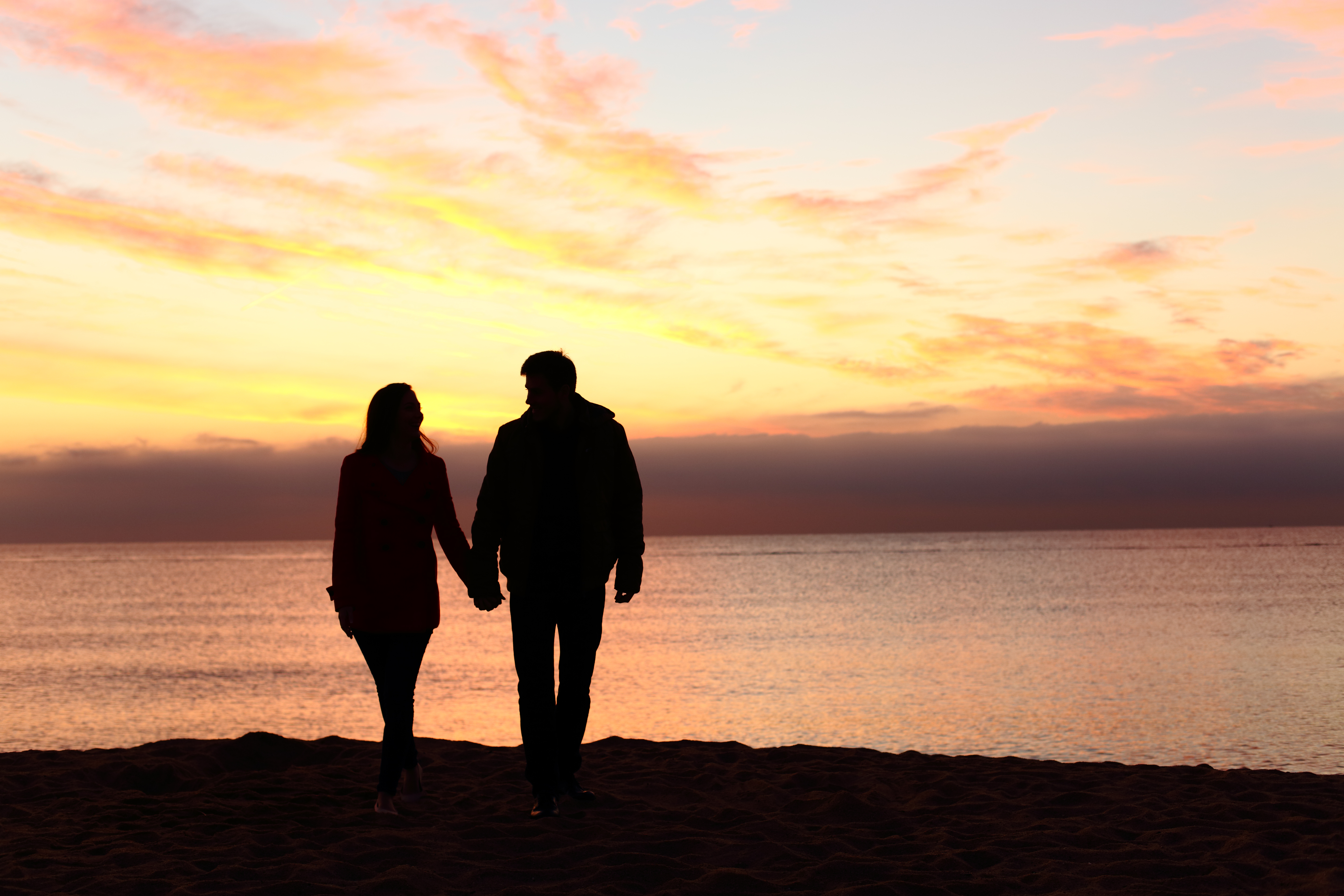 A couple enjoying a beautiful sunset. | Source: Shutterstock